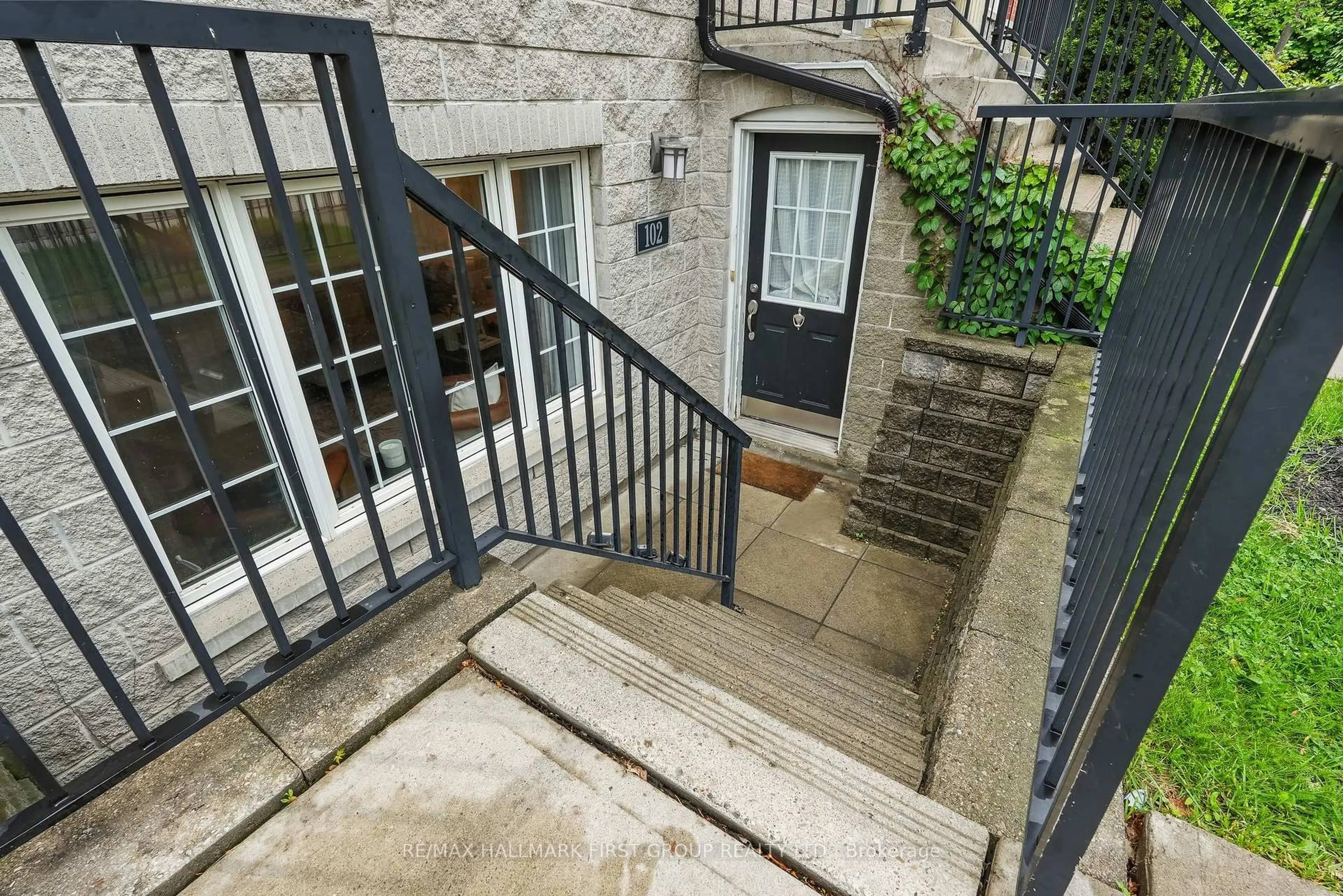 Patio, street for 262 St. Helen's Ave #102, Toronto Ontario M6H 4A4