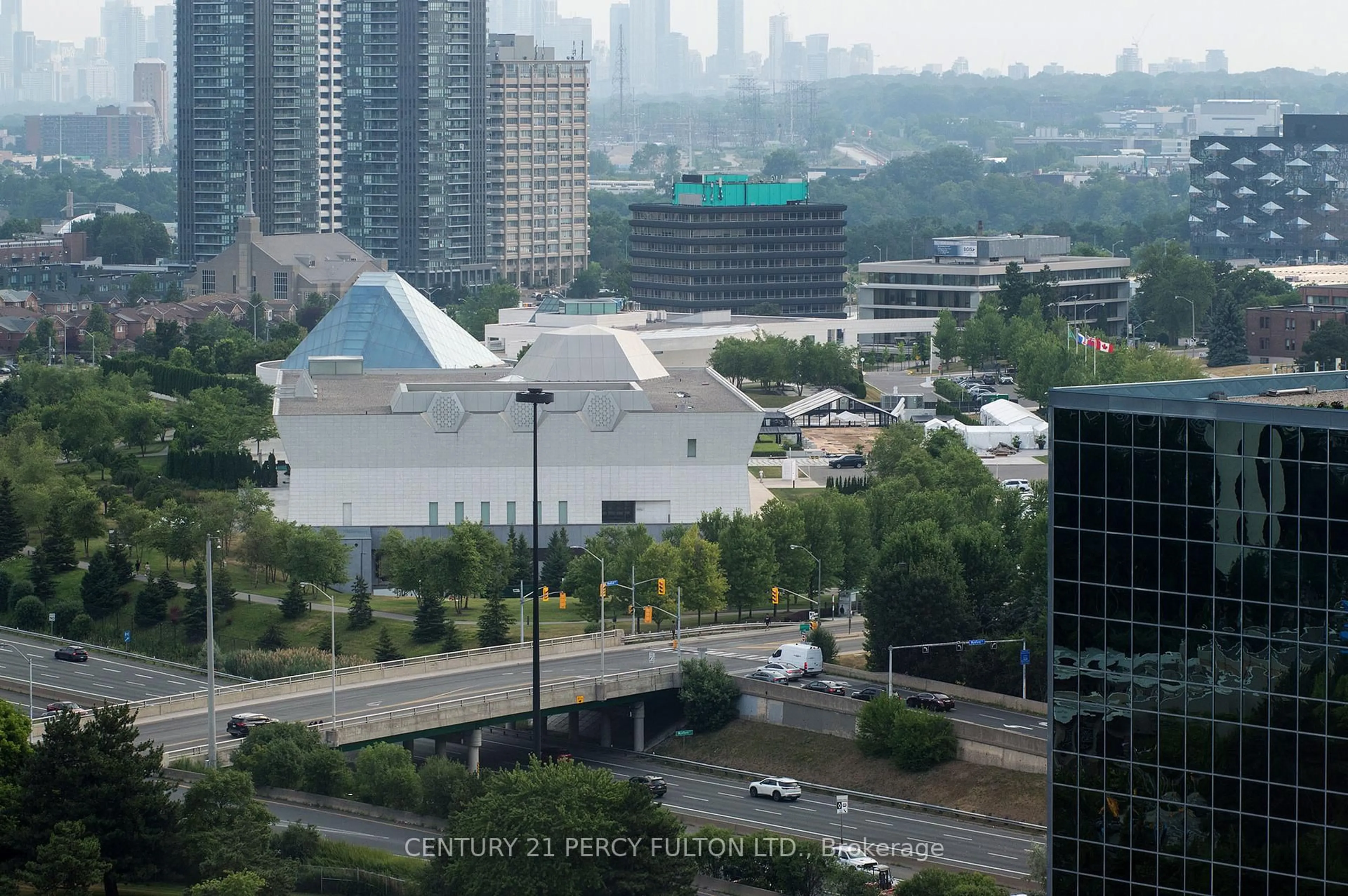 Blurry image for 5 Concorde Pl #2105, Toronto Ontario M3C 3M8