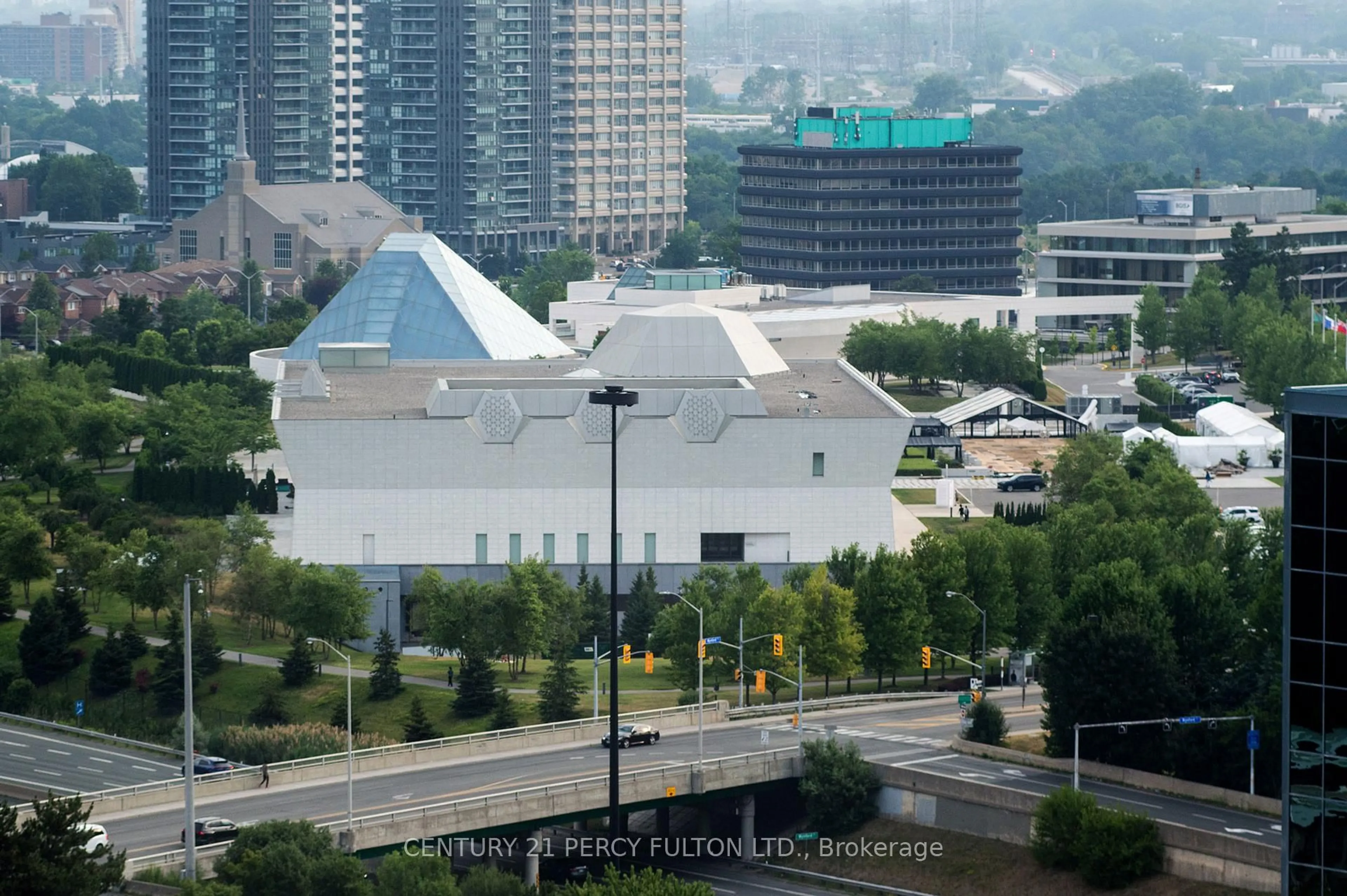 Blurry image for 5 Concorde Pl #2105, Toronto Ontario M3C 3M8