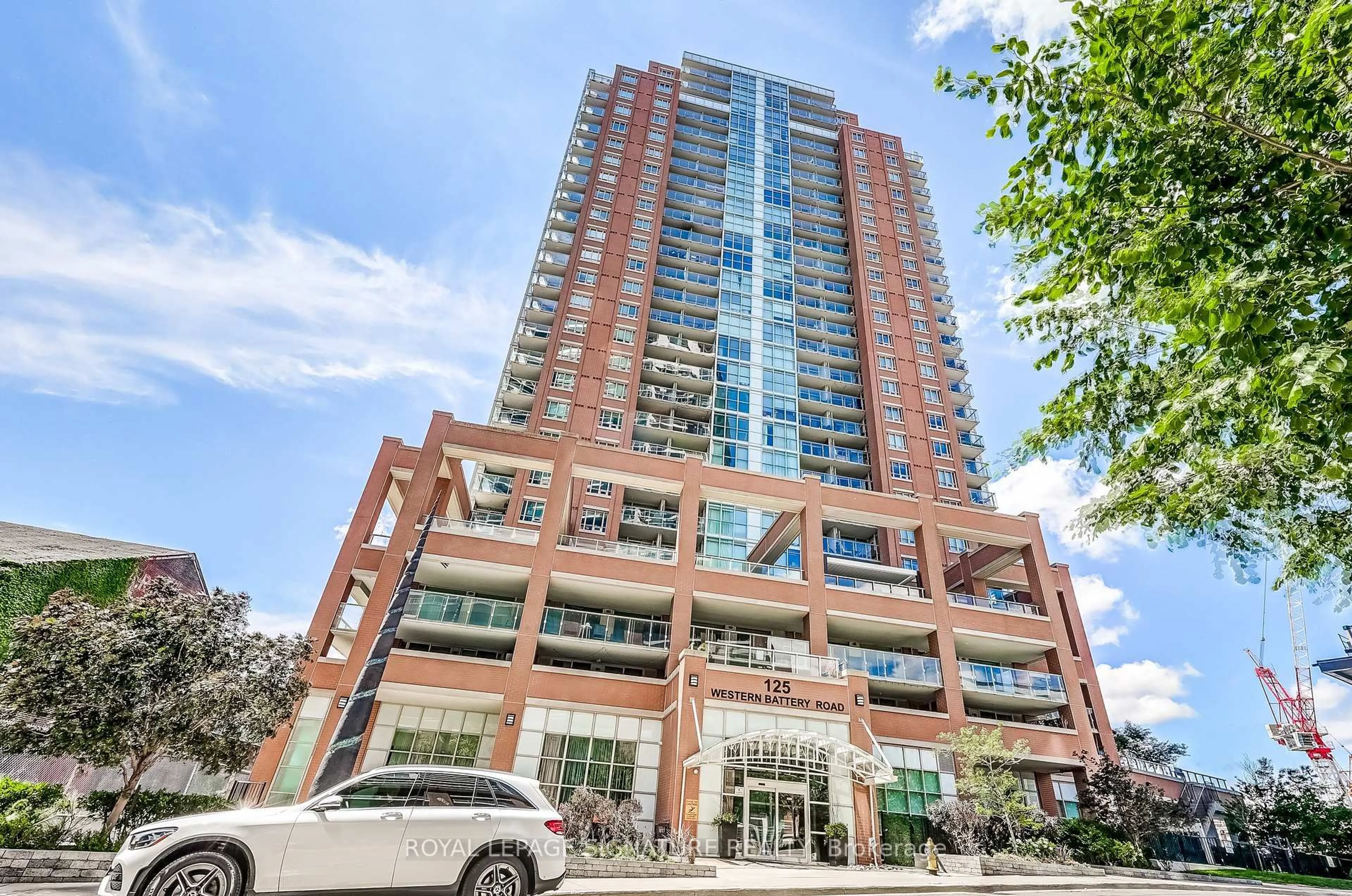 Indoor foyer for 125 Western Battery Rd #210, Toronto Ontario M6K 3R8