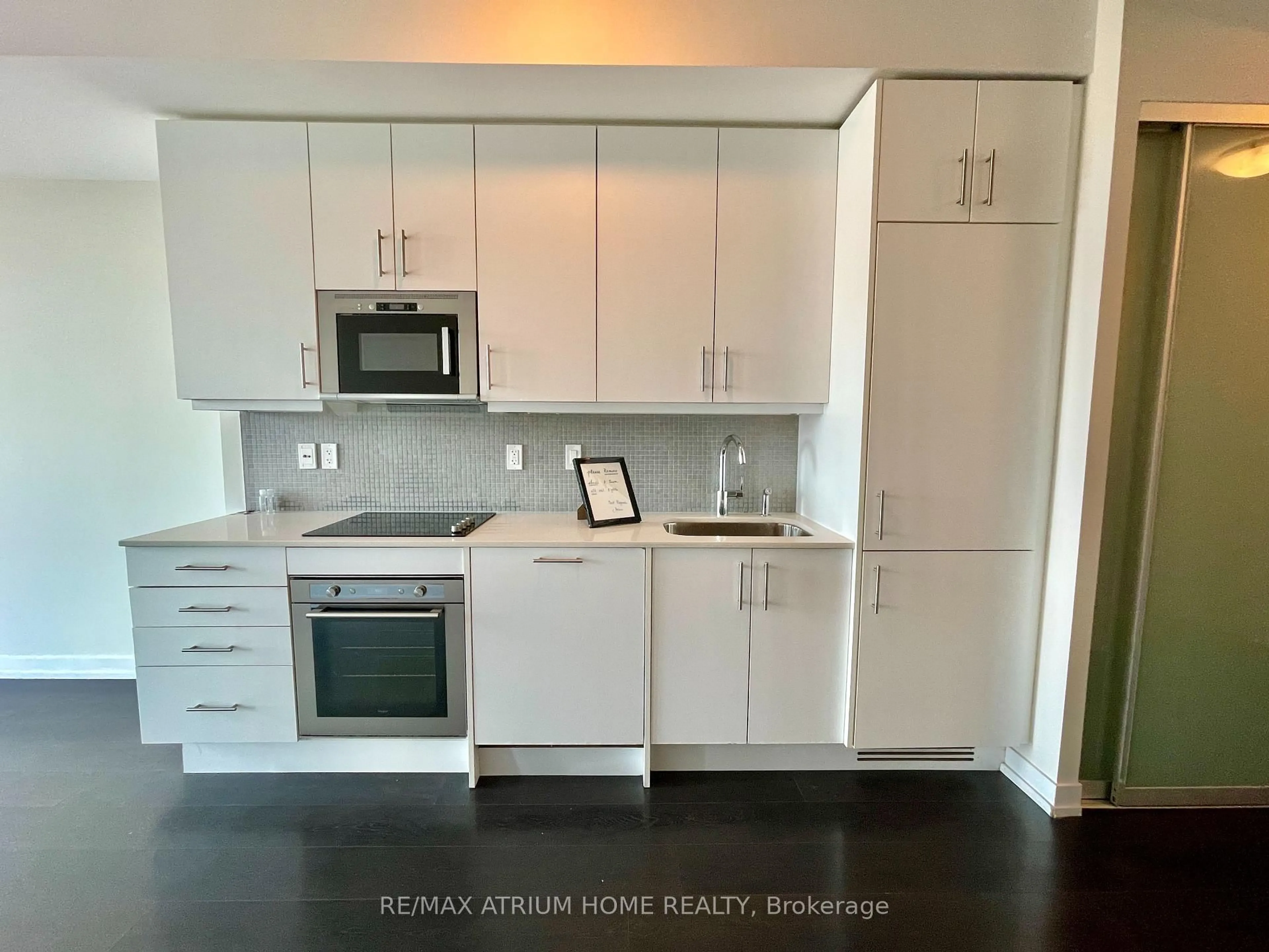 Open concept kitchen, wood/laminate floor for 297 College St #618, Toronto Ontario M5T 1S2