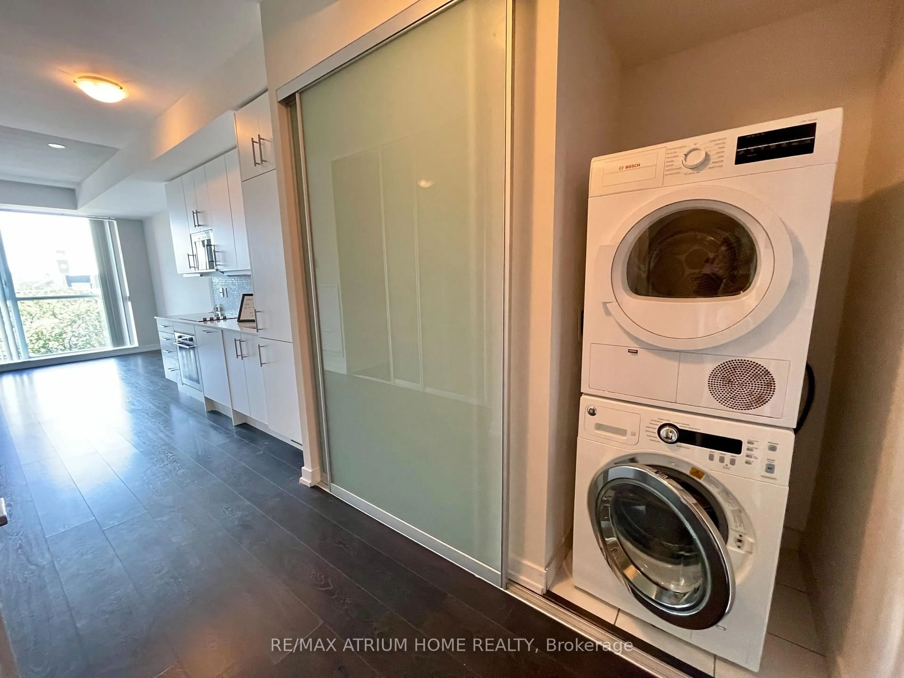 Laundry room for 297 College St #618, Toronto Ontario M5T 1S2