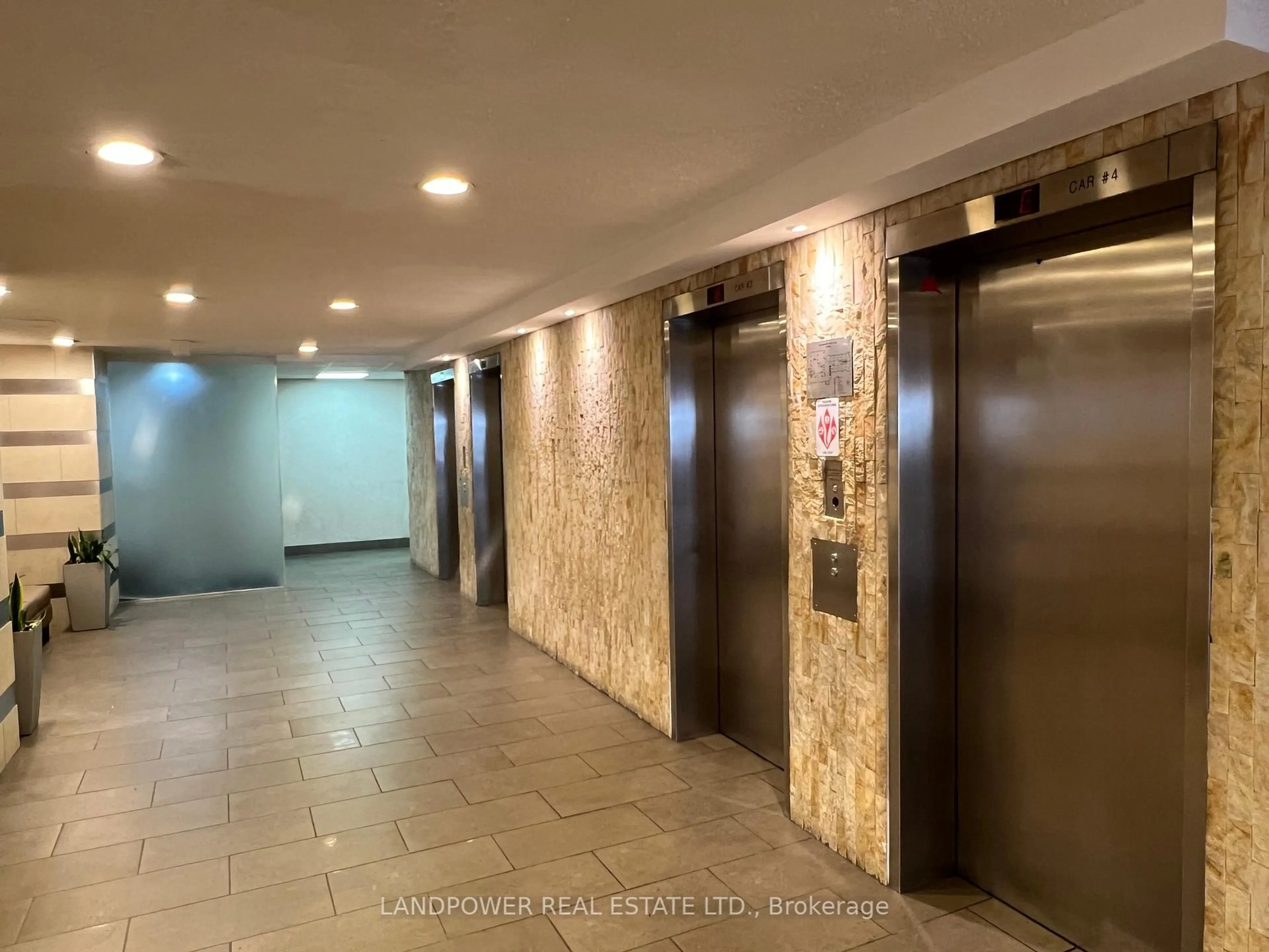 Indoor foyer for 5 Parkway Forest Dr #511, Toronto Ontario M2J 1L2