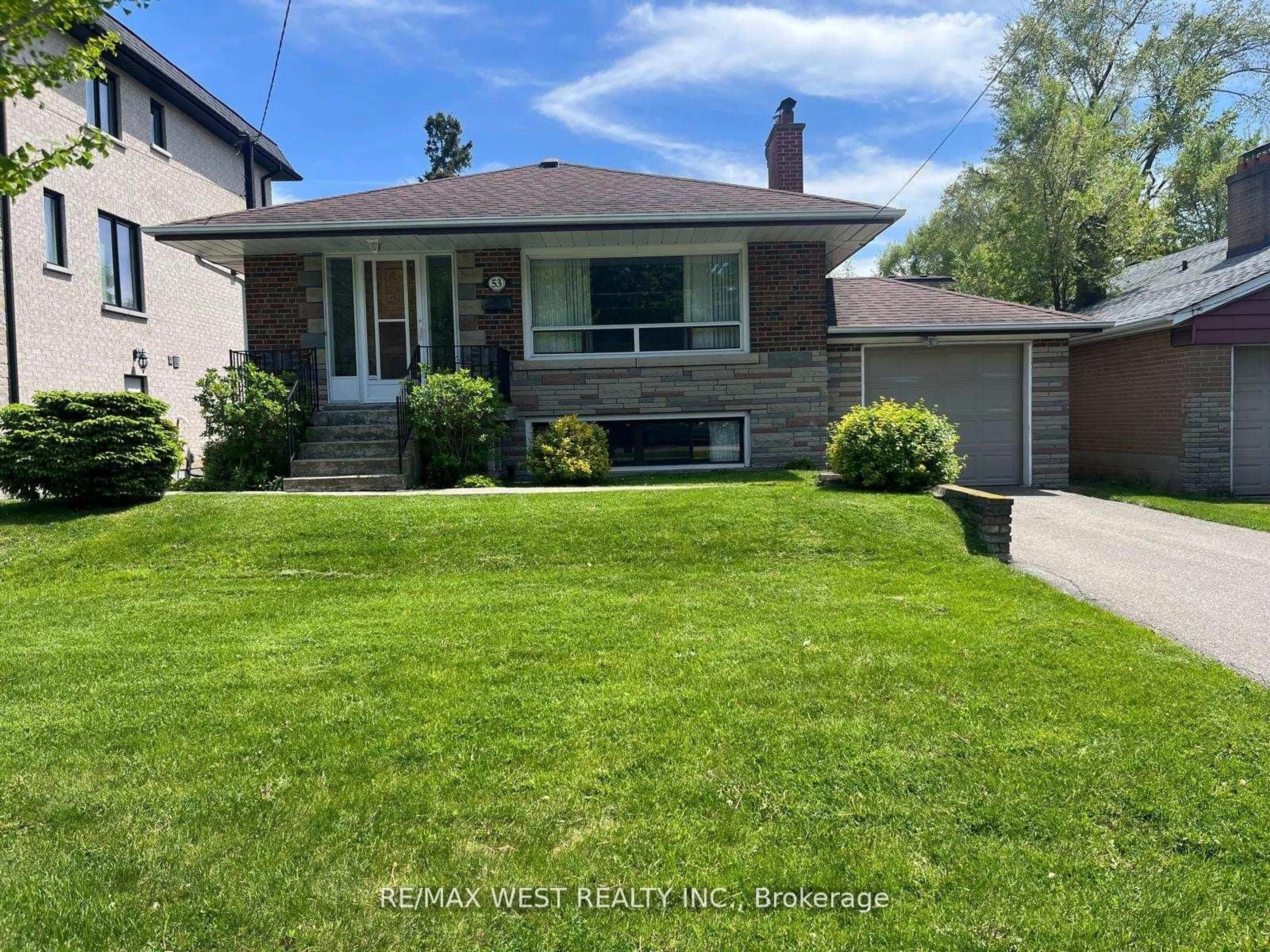 A pic from outside/outdoor area/front of a property/back of a property/a pic from drone, street for 53 Wedgewood Dr, Toronto Ontario M2M 2H4