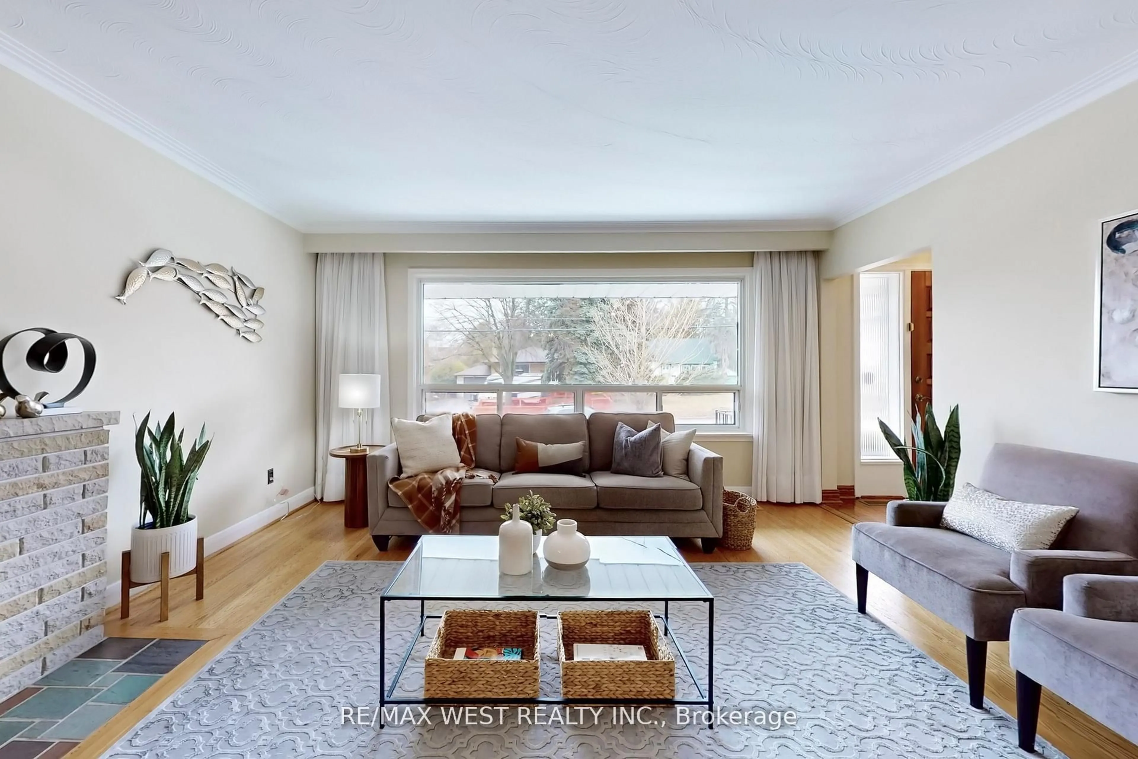 Living room with furniture, unknown for 53 Wedgewood Dr, Toronto Ontario M2M 2H4