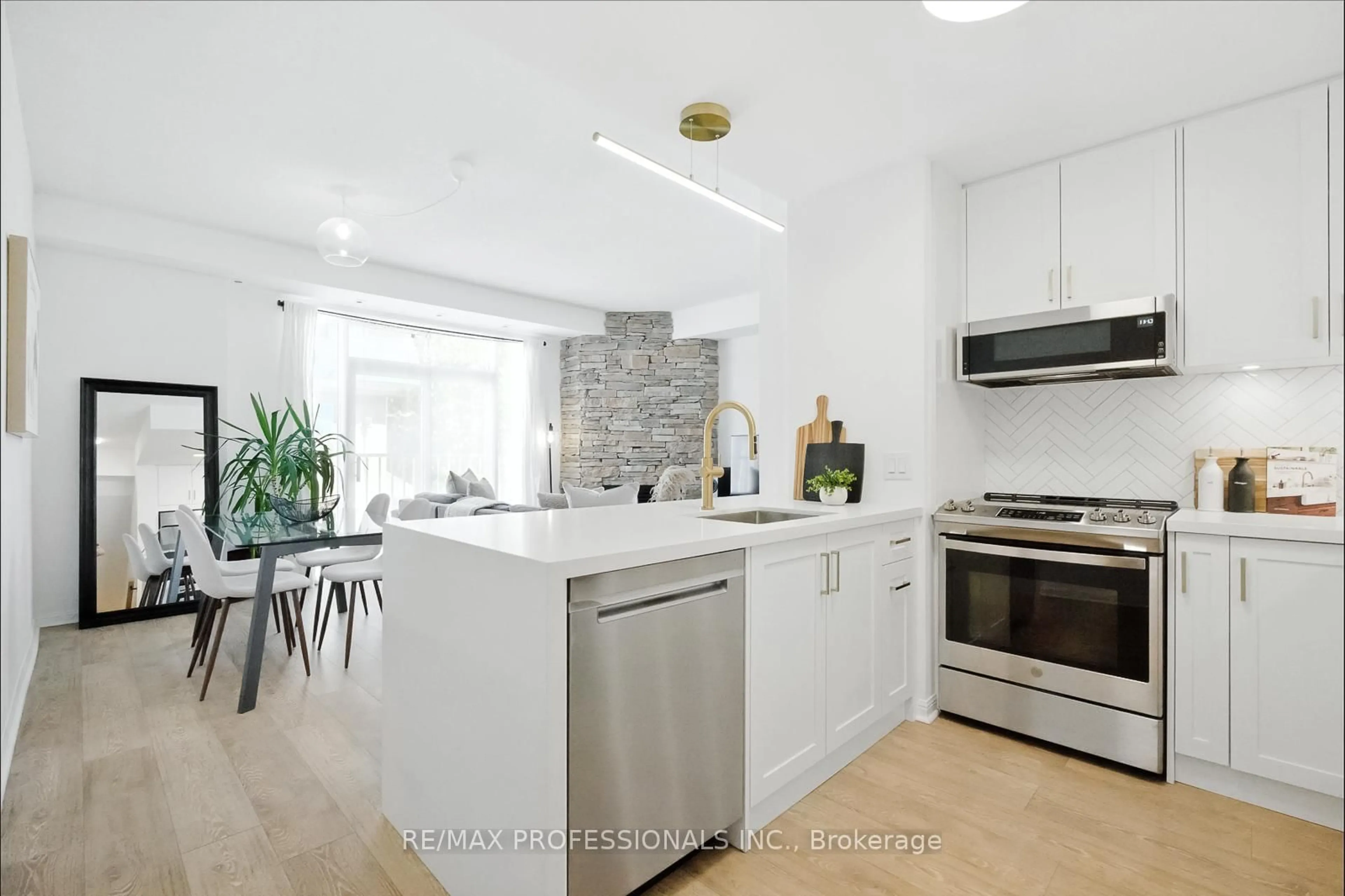 Open concept kitchen, unknown for 32 Stadium Rd #325, Toronto Ontario M5V 3P4