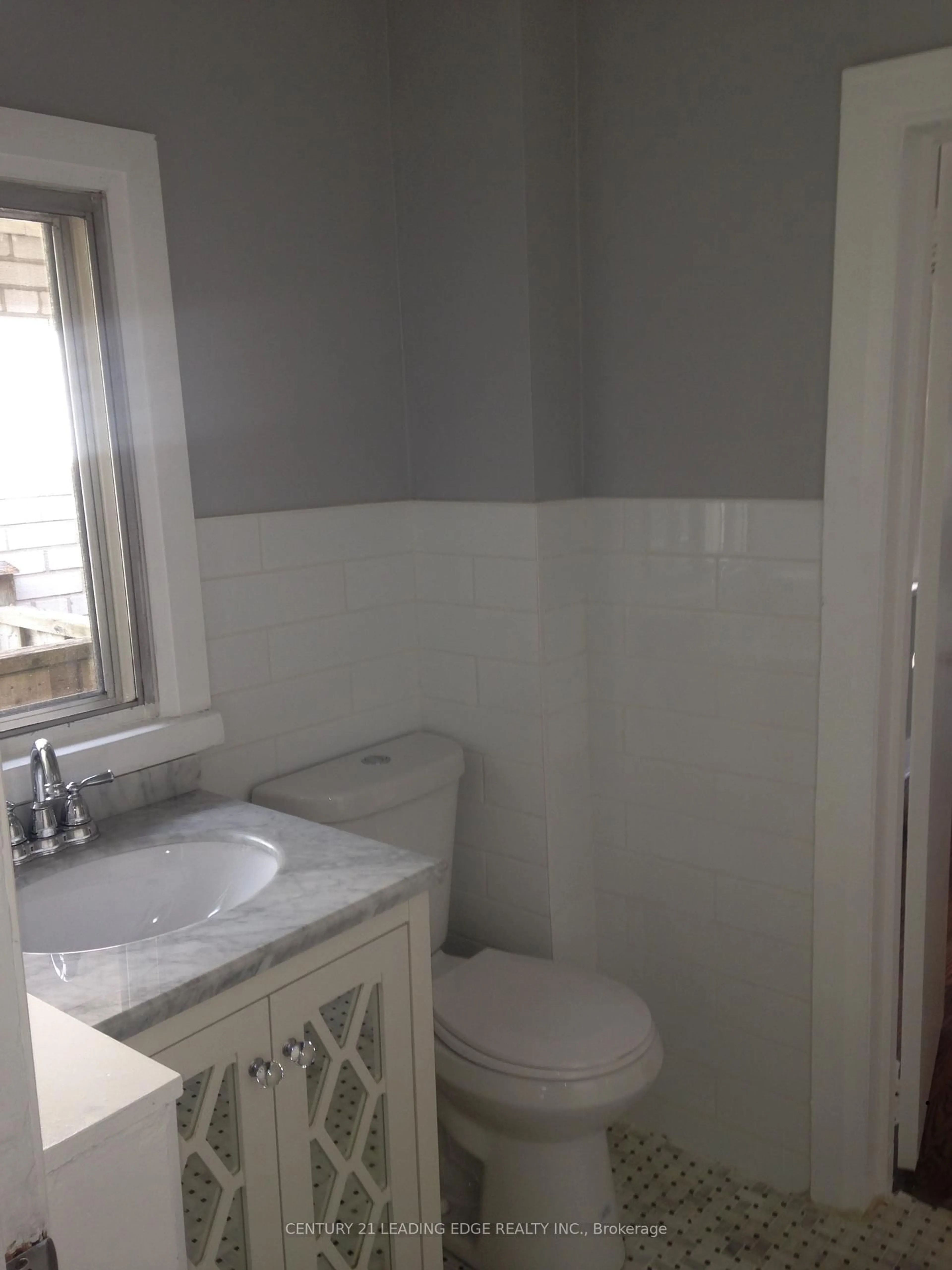 Standard bathroom, ceramic/tile floor for 360A Lawrence Ave, Toronto Ontario M5M 1B7