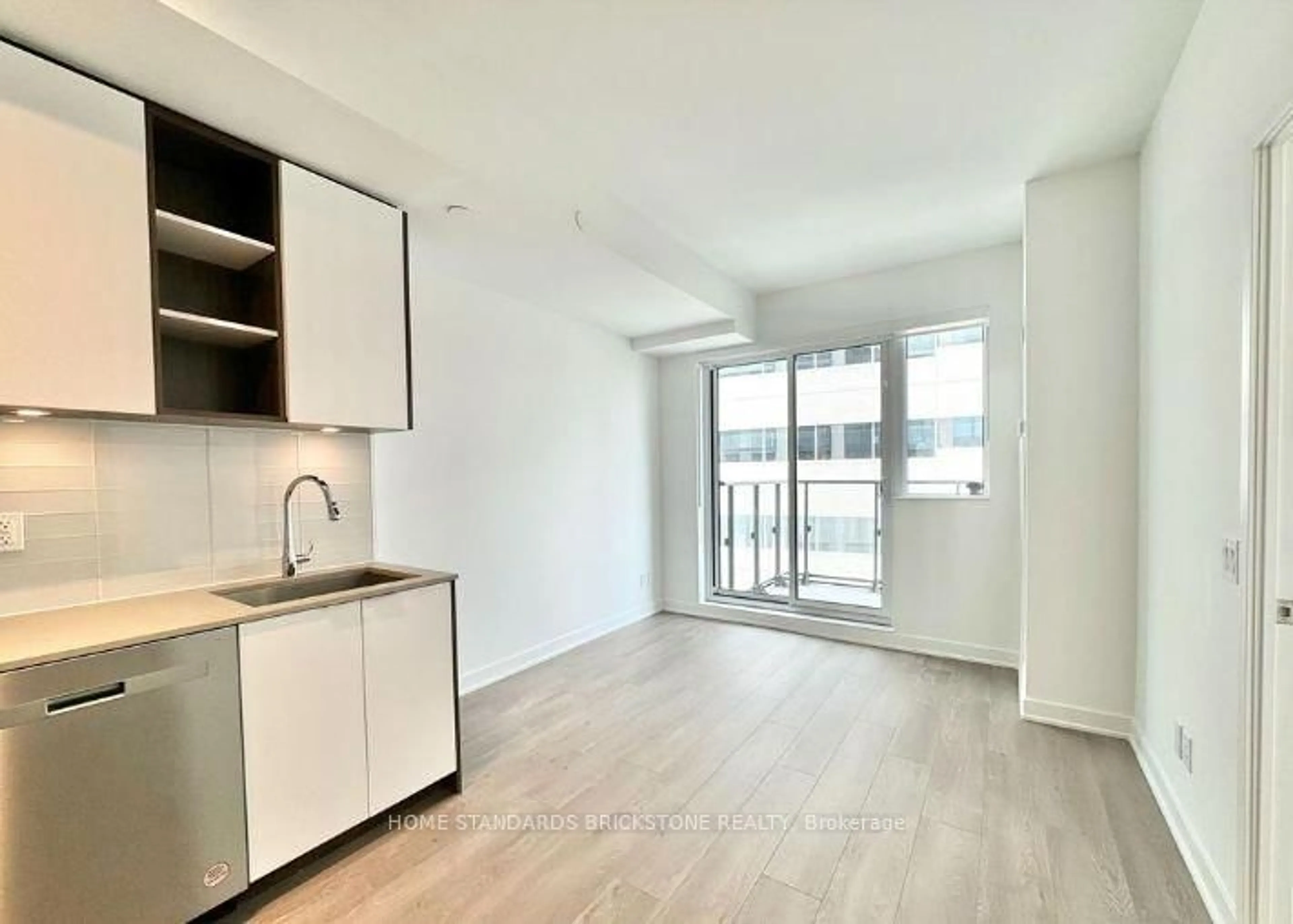 A pic of a room for 543 Richmond St #933, Toronto Ontario M5V 0W9