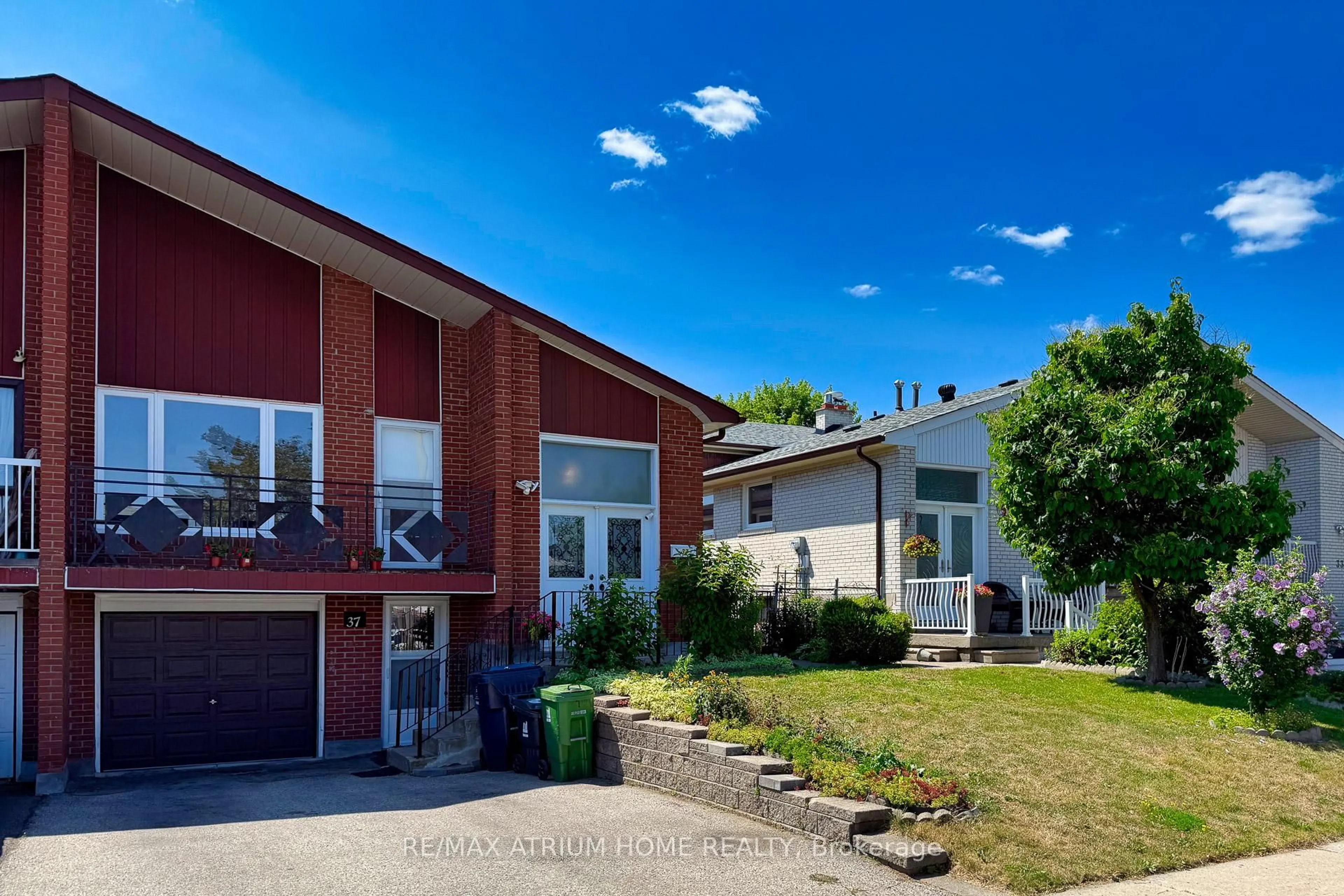 A pic from outside/outdoor area/front of a property/back of a property/a pic from drone, street for 37 Warfield Dr, Toronto Ontario M2J 3S4