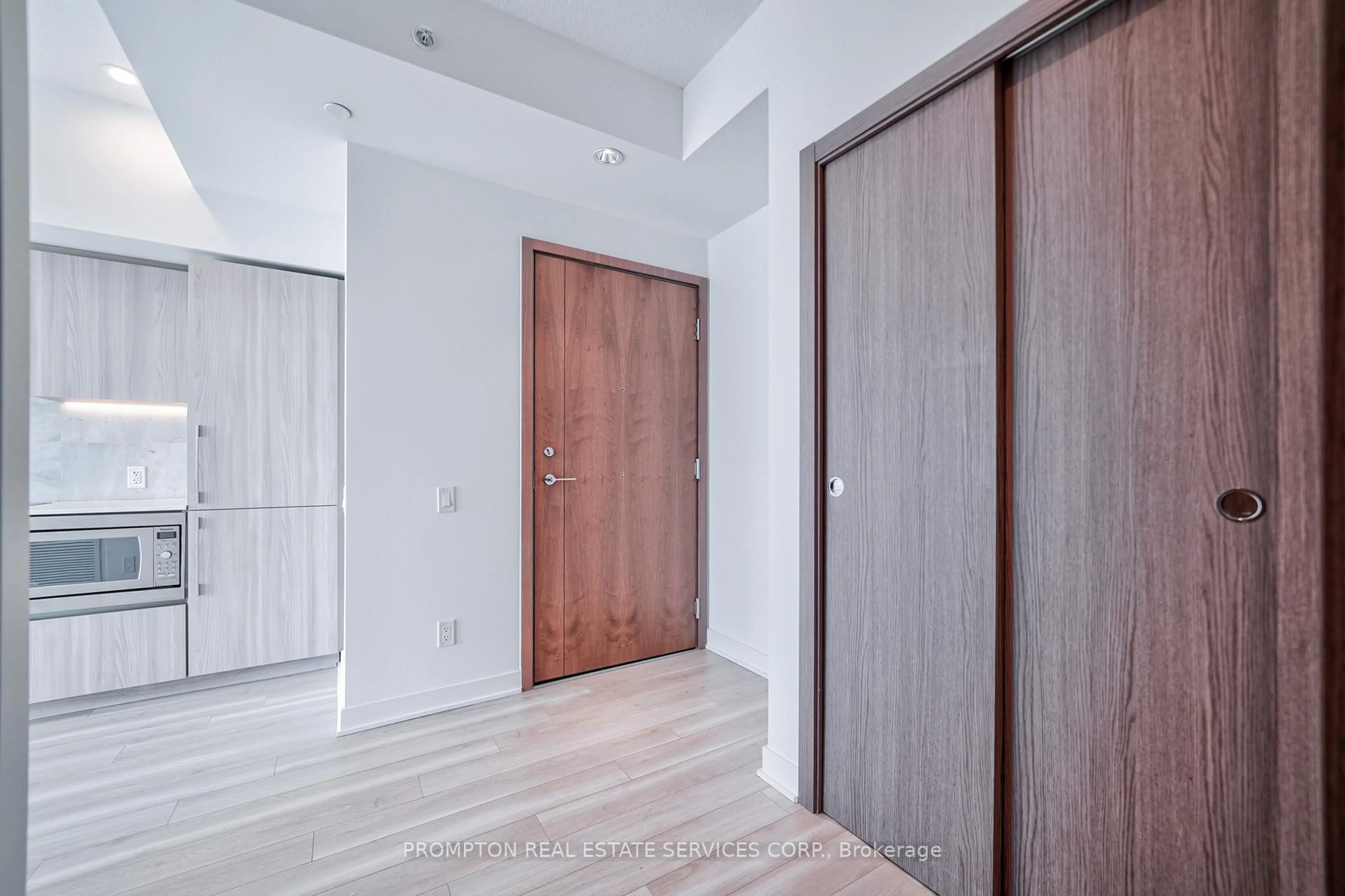 Indoor entryway for 17 Bathurst St #3505, Toronto Ontario M5V 0N1