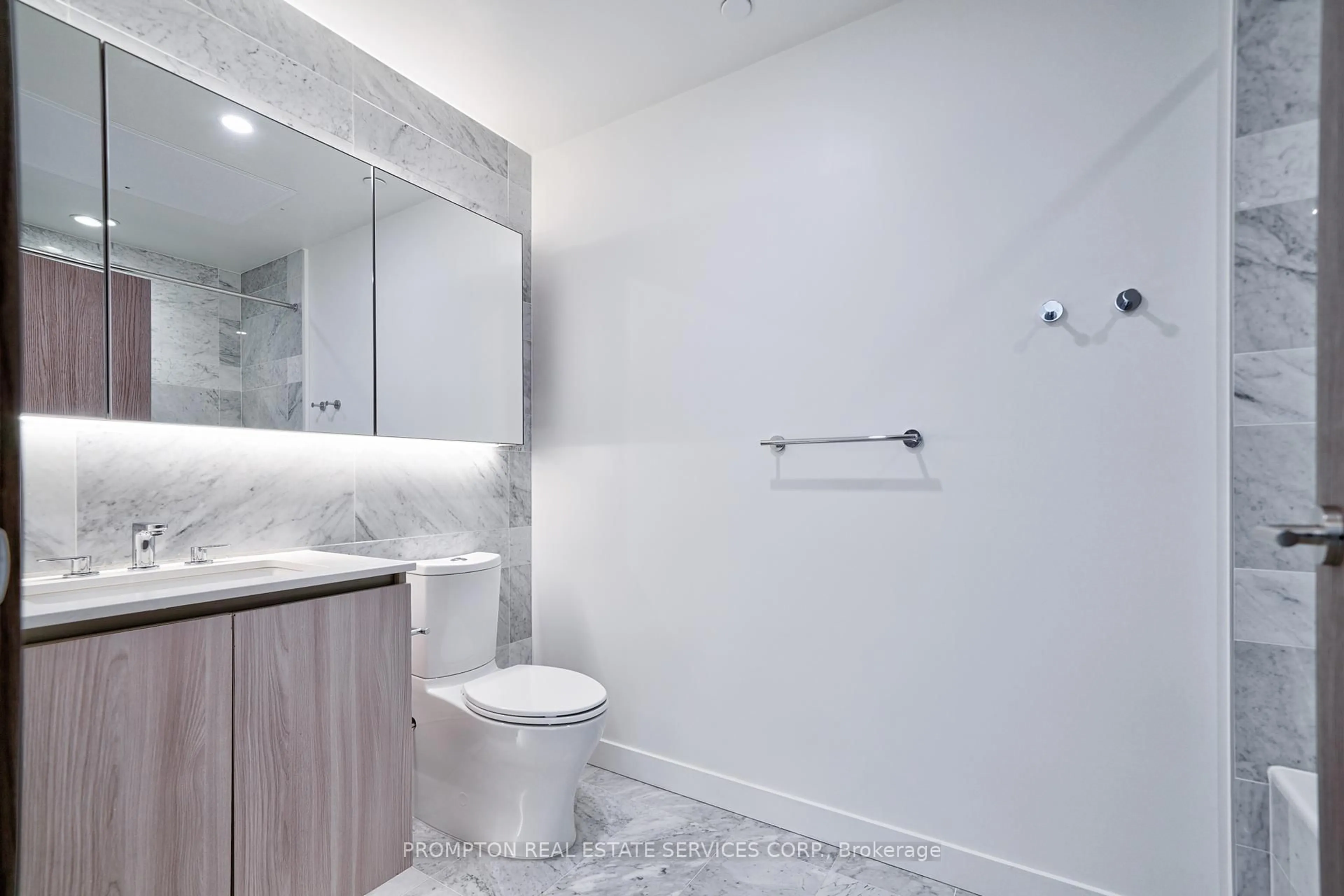 Standard bathroom, ceramic/tile floor for 17 Bathurst St #3505, Toronto Ontario M5V 0N1