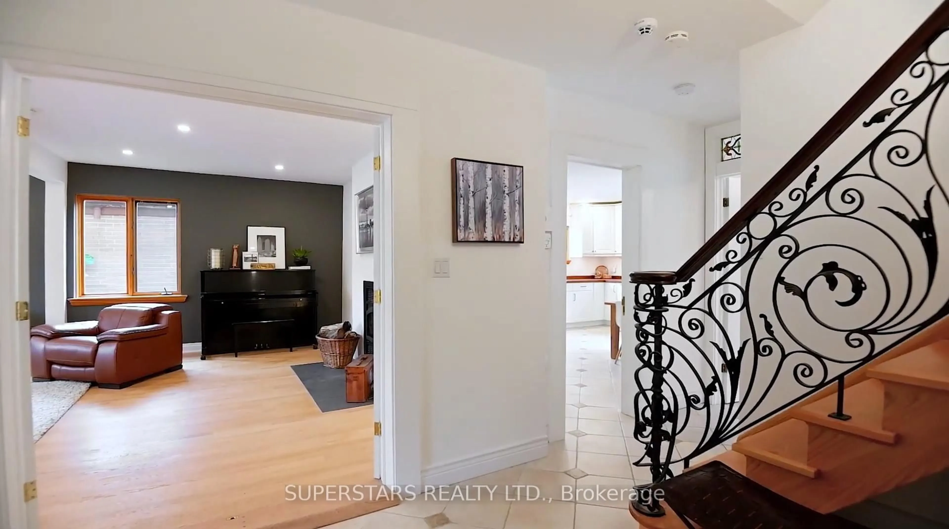 Indoor entryway for 51 Abitibi Ave, Toronto Ontario M2M 2V3