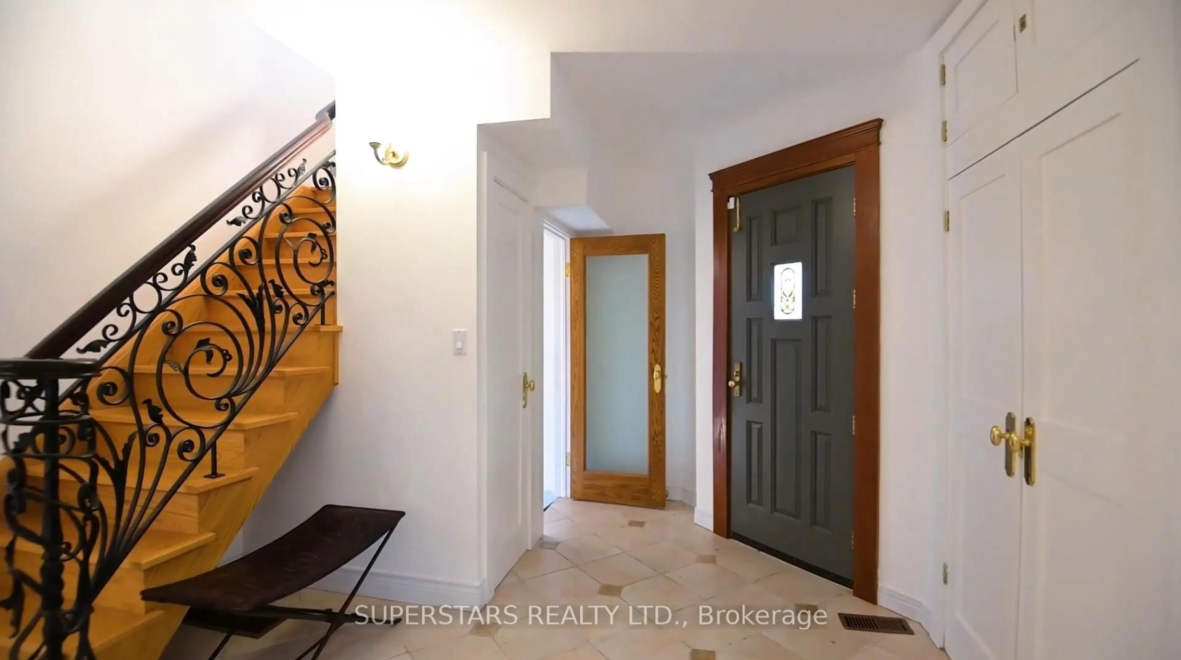 Indoor entryway for 51 Abitibi Ave, Toronto Ontario M2M 2V3