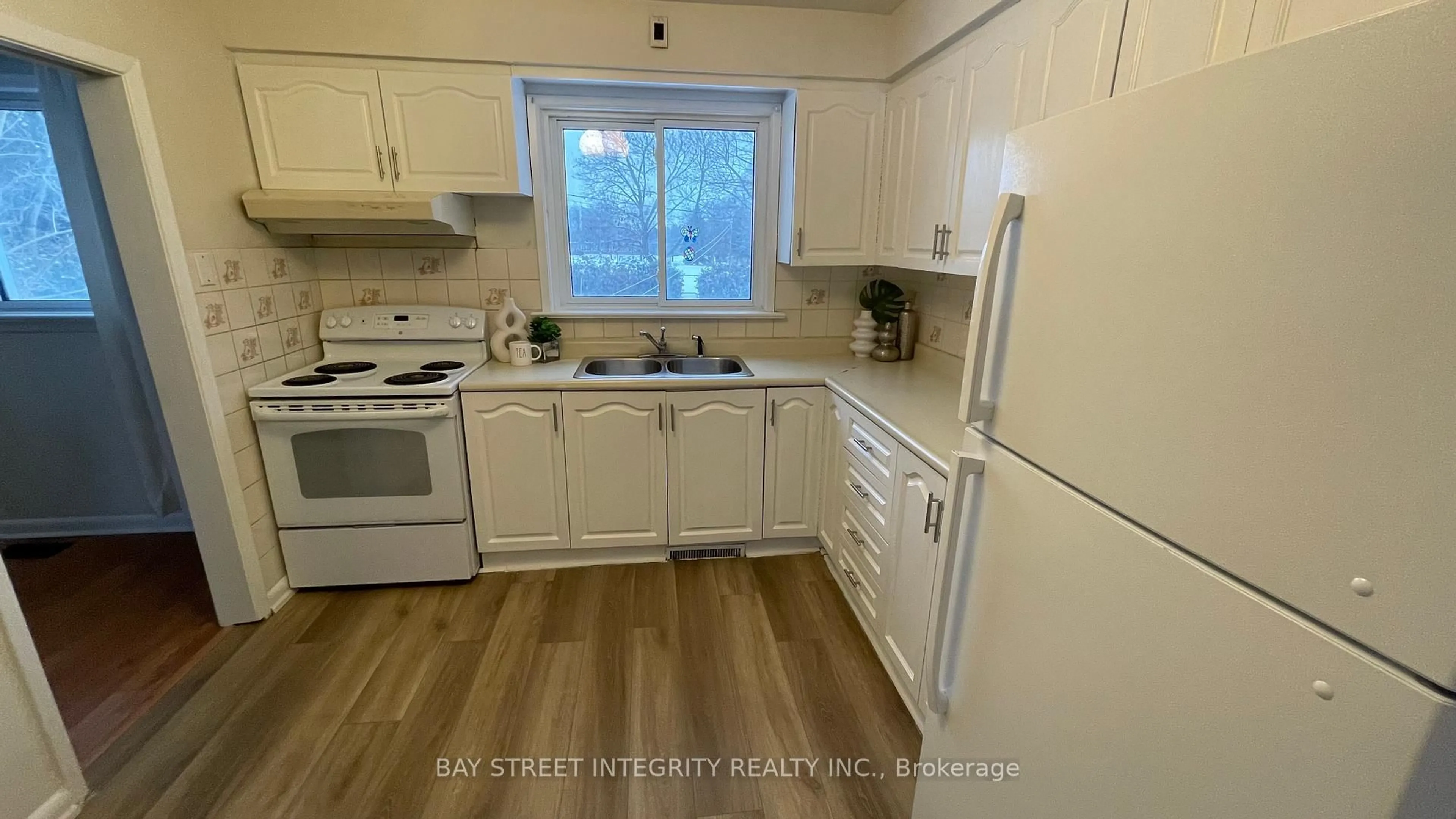 Standard kitchen, wood/laminate floor for 44 Bowerbank Dr, Toronto Ontario M2M 1Z8