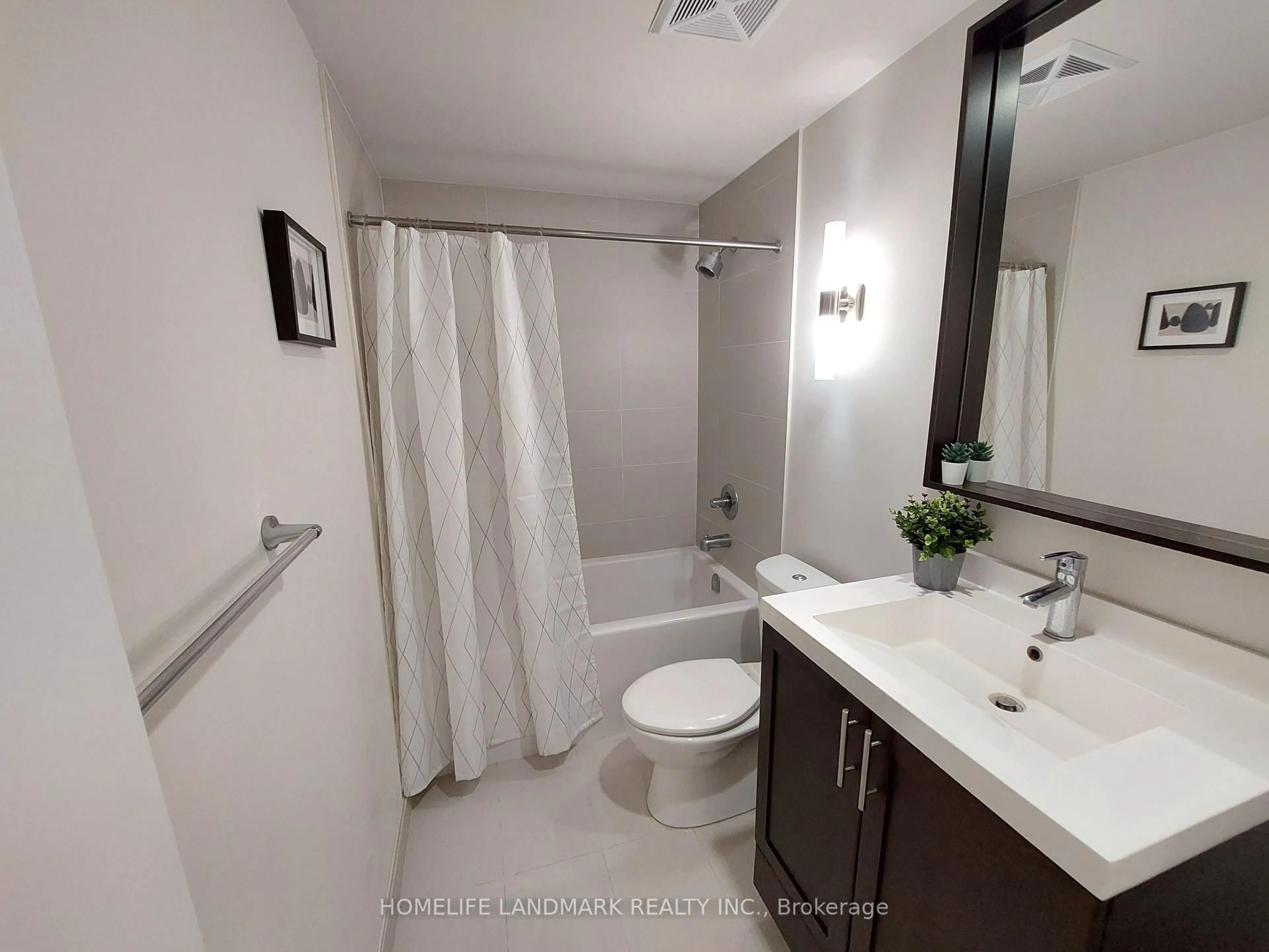 Standard bathroom, ceramic/tile floor for 18 Graydon Hall Dr #609, Toronto Ontario M3A 0A4