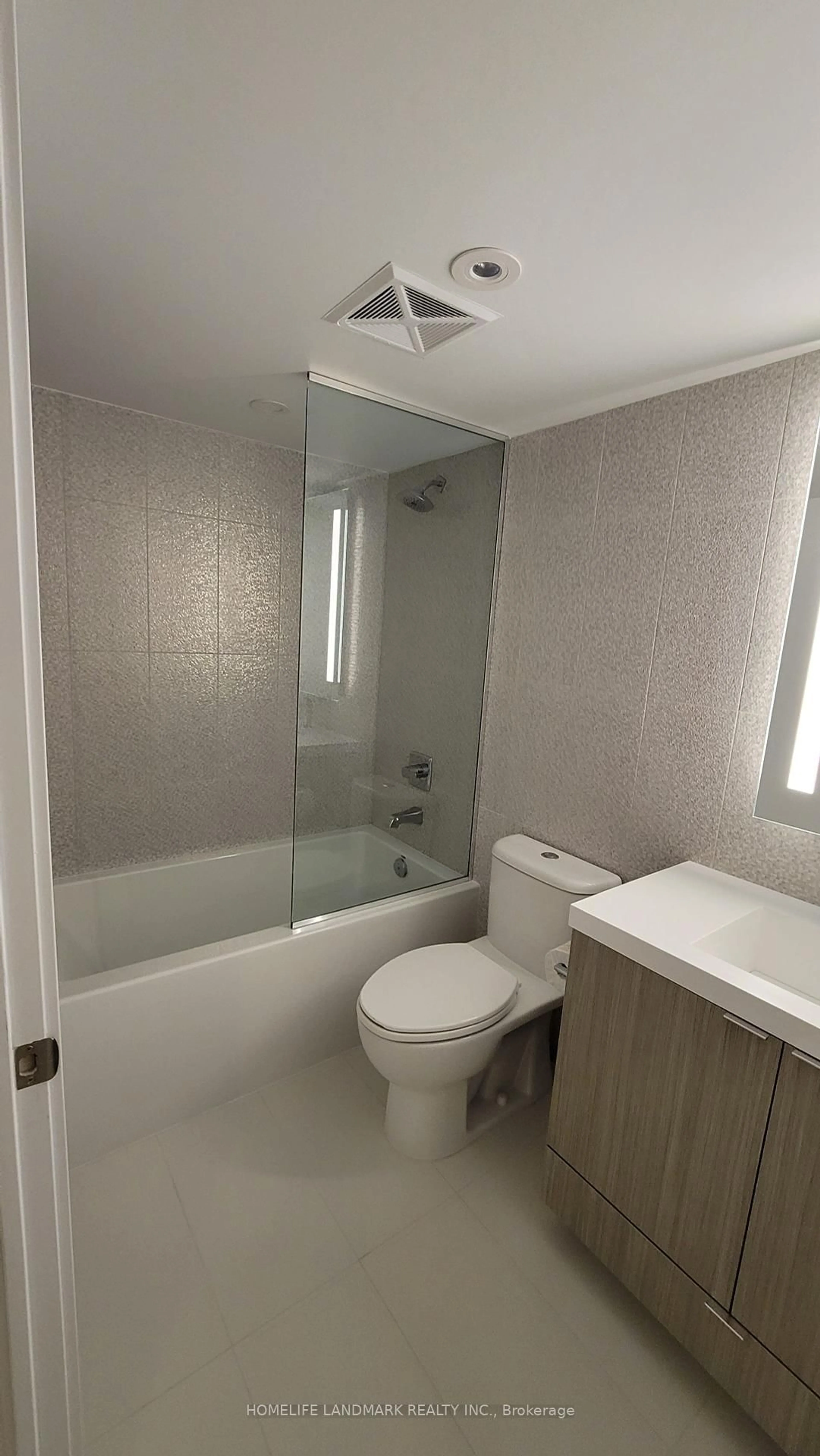 Standard bathroom, unknown for 575 Bloor St #903, Toronto Ontario M4W 0B2