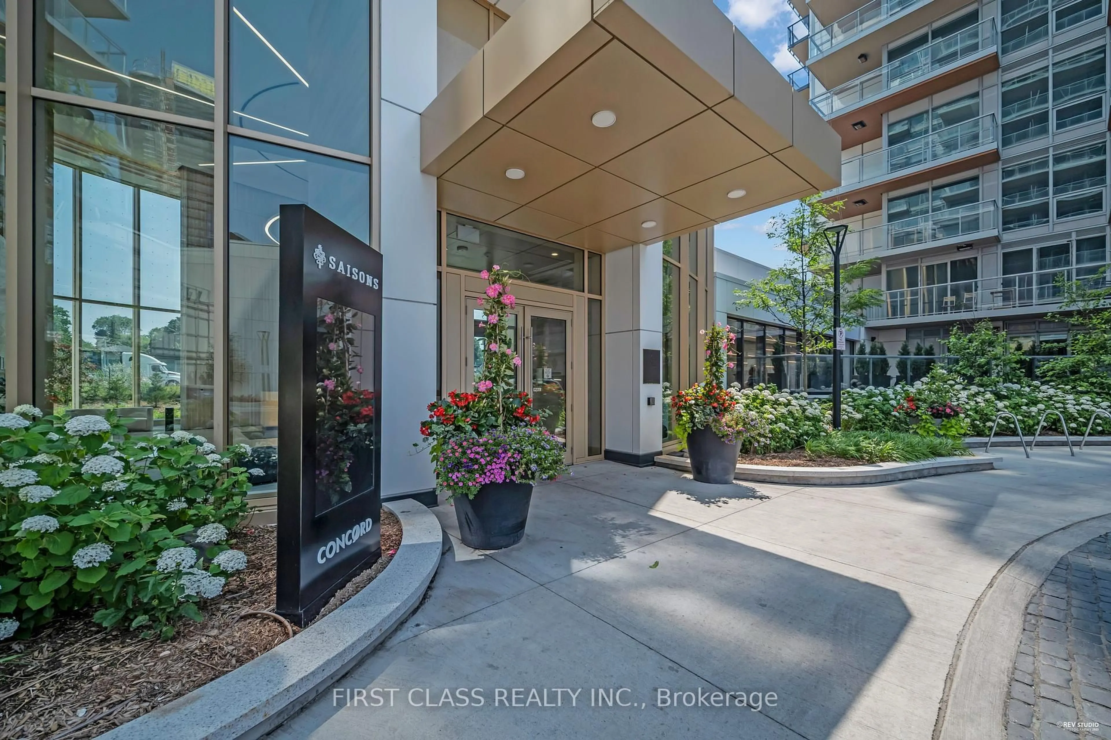 Indoor foyer for 27 Mcmahon Dr #1105, Toronto Ontario M2K 0J2