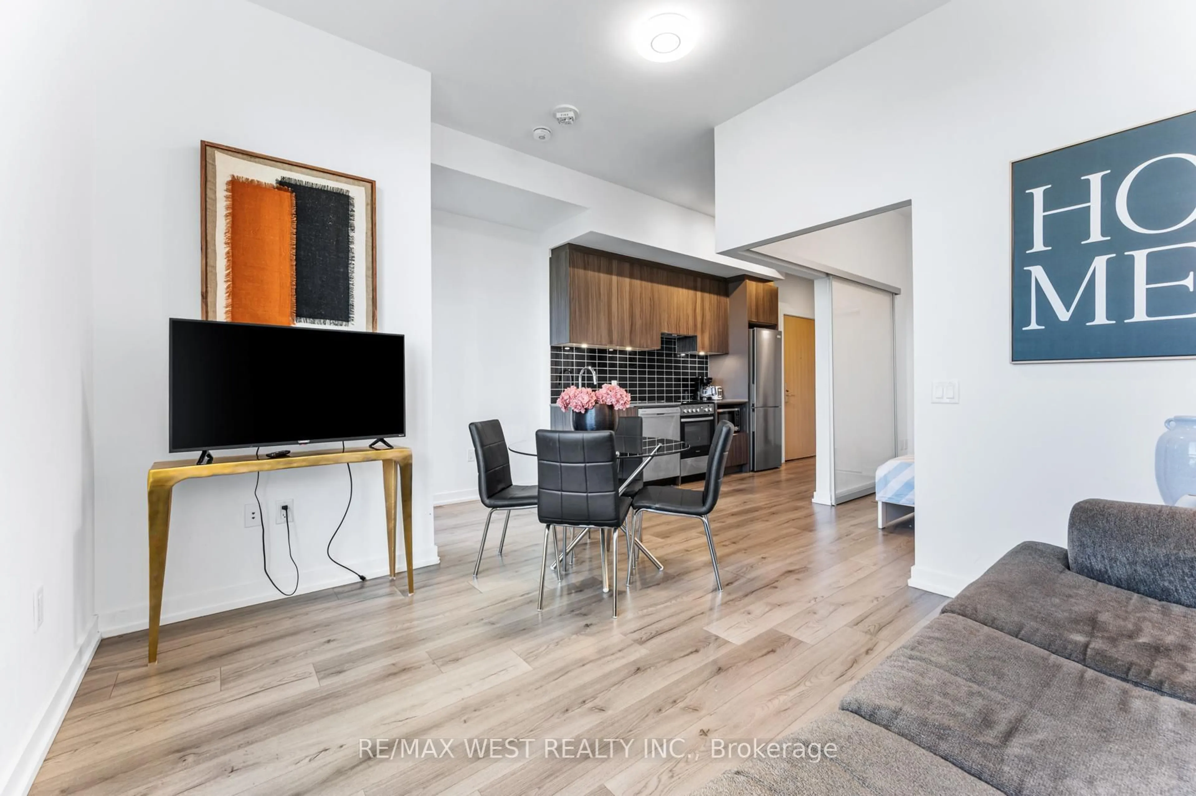 A pic of a room for 395 Bloor St #5206, Toronto Ontario M4W 0B4