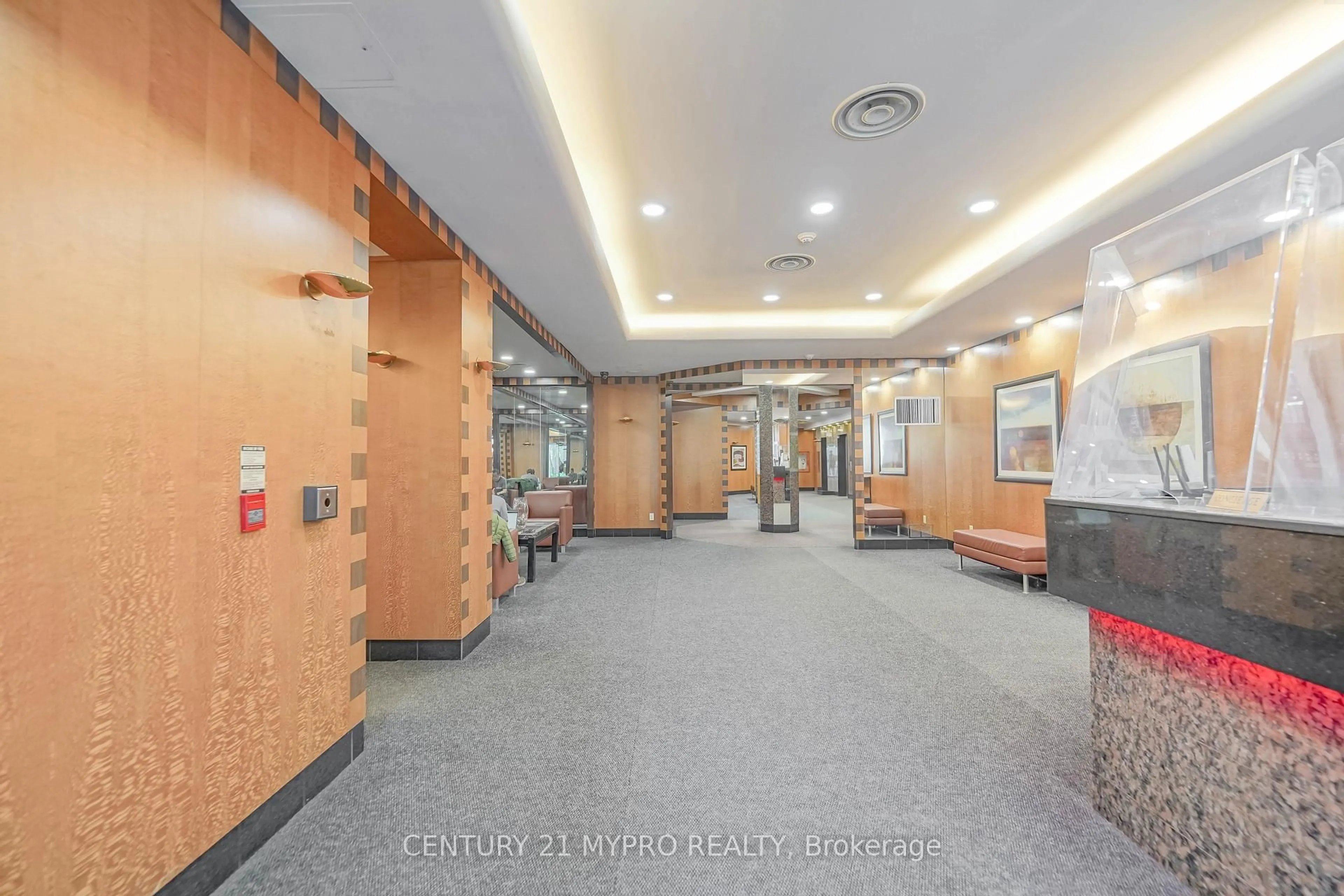 Indoor foyer for 18 Hillcrest Ave #801, Toronto Ontario M2N 6T5