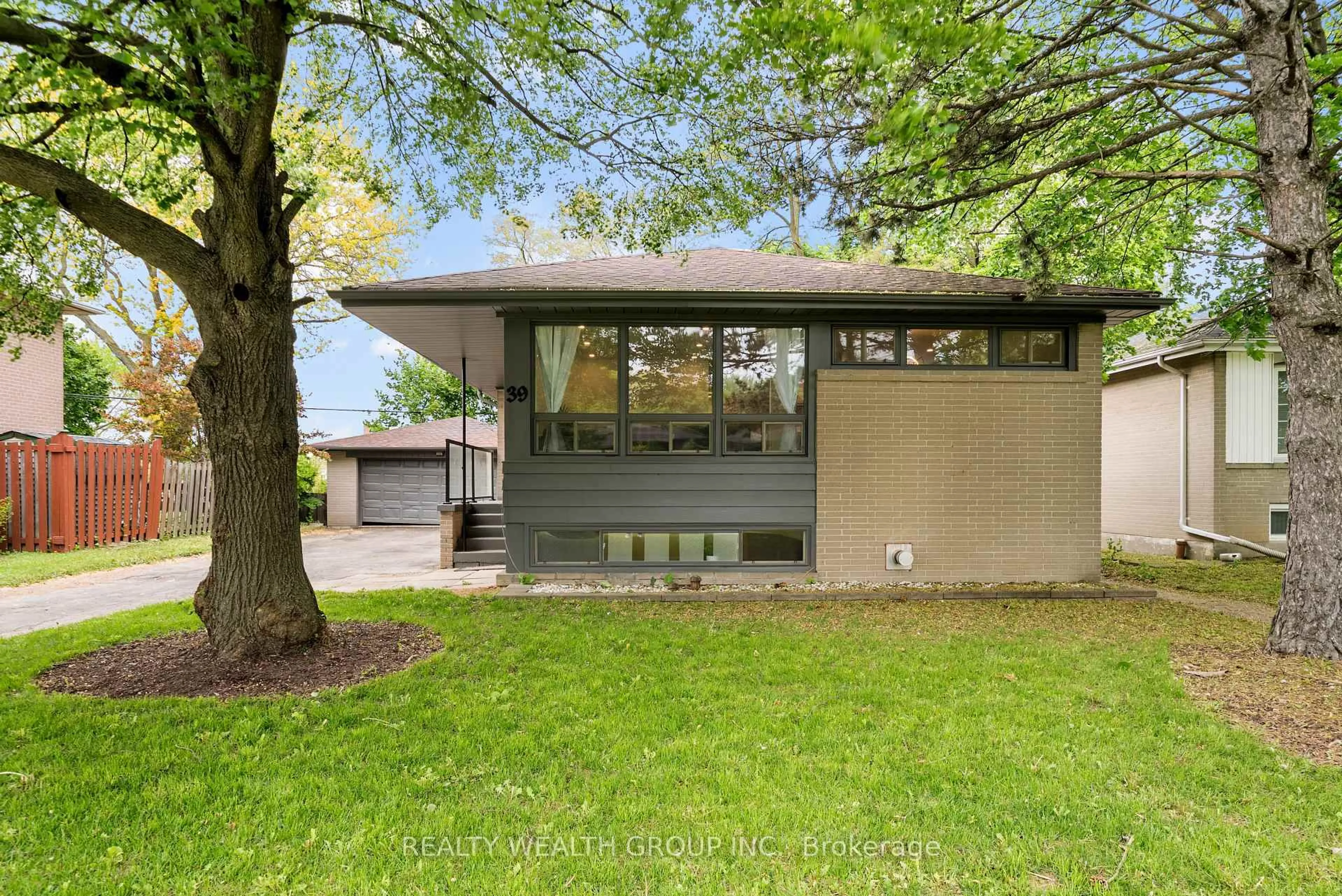 Home with vinyl exterior material, street for 39 Treadgold Cres, Toronto Ontario M3A 1X1