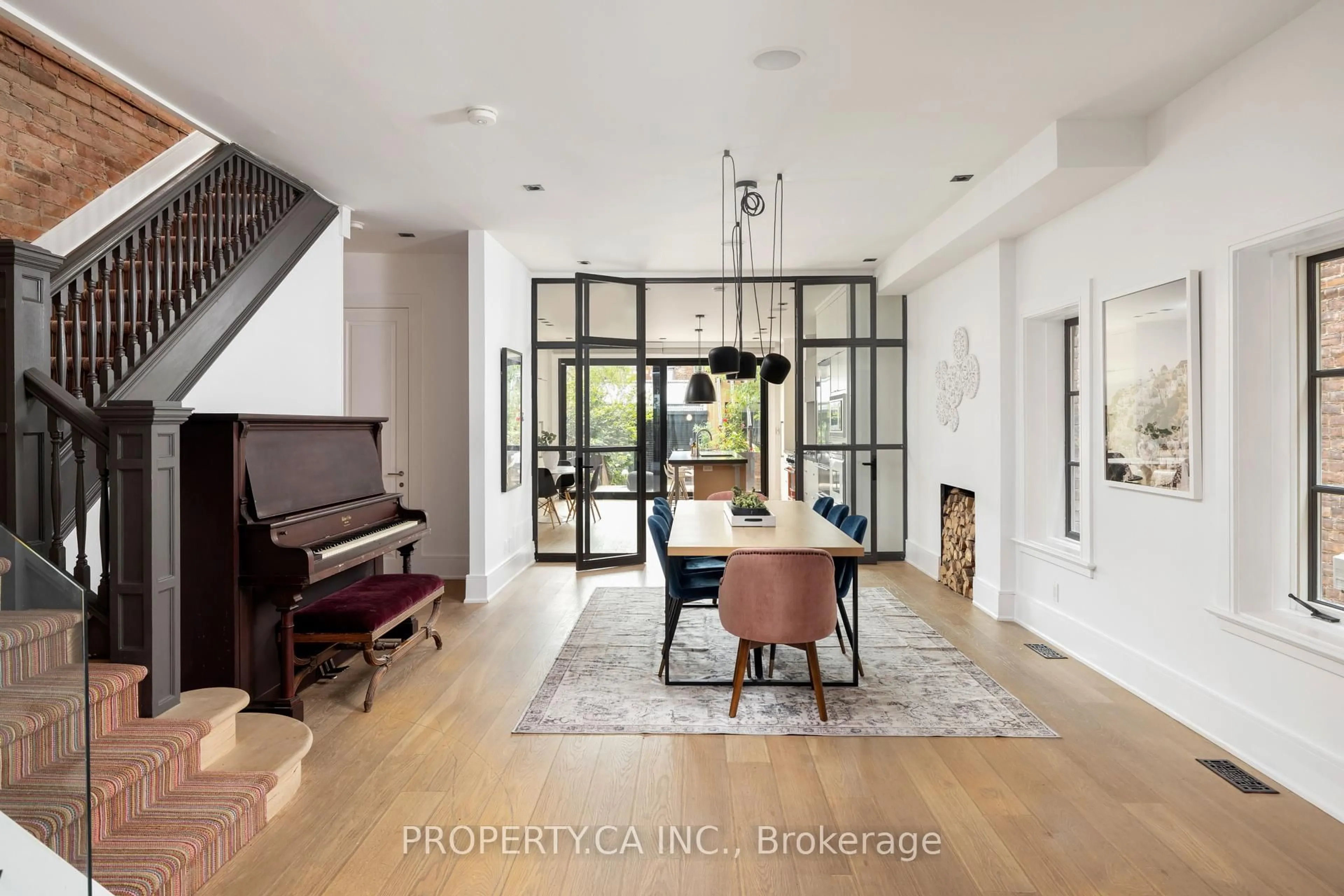 Indoor entryway for 415 Markham St, Toronto Ontario M6G 2L1