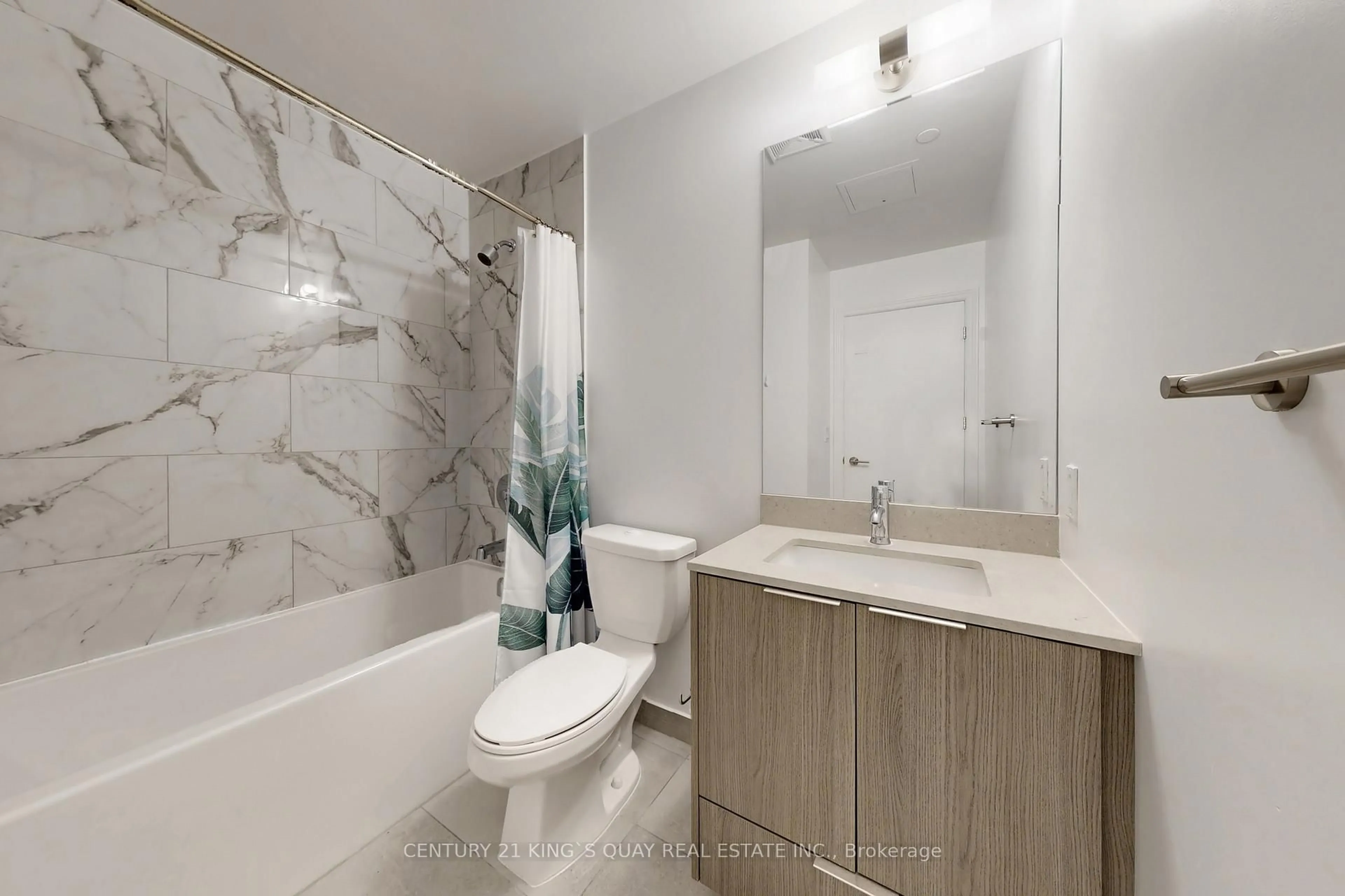 Standard bathroom, ceramic/tile floor for 32 Forest Manor Rd #515, Toronto Ontario M2J 1M5