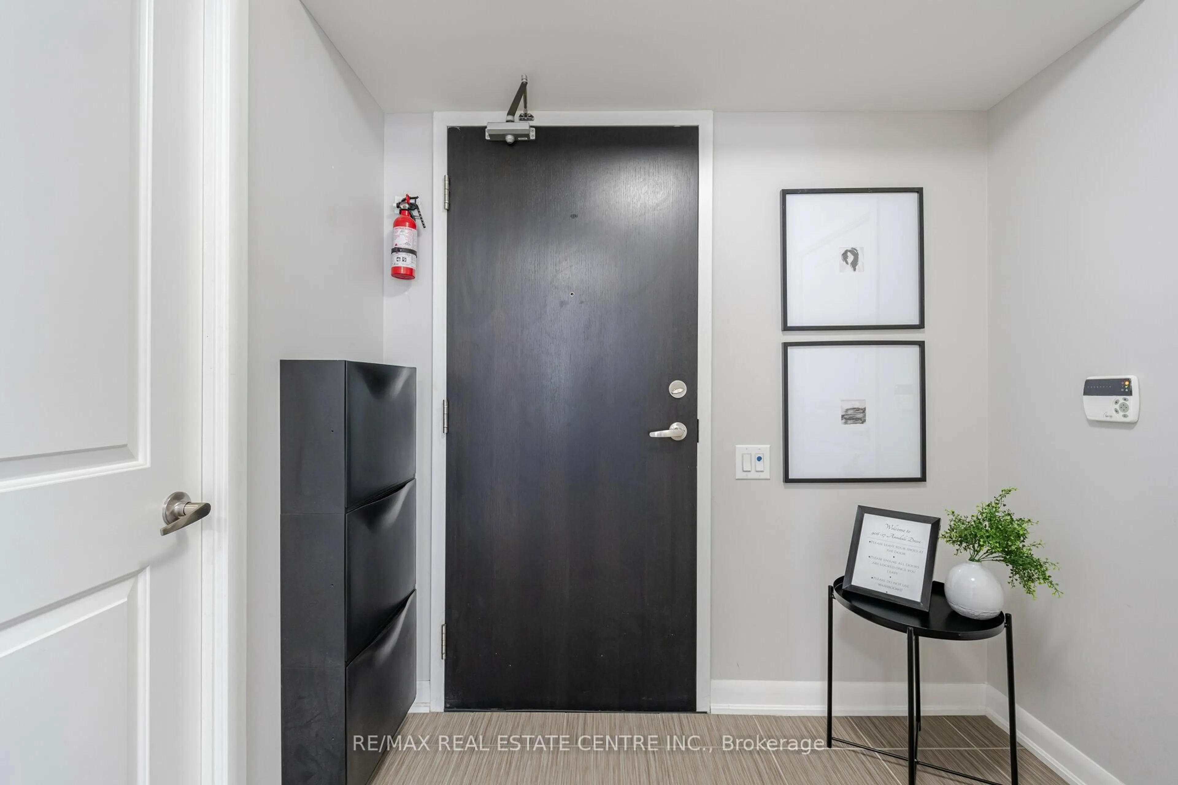 Indoor entryway for 17 Anndale Dr #906, Toronto Ontario M2N 2W7
