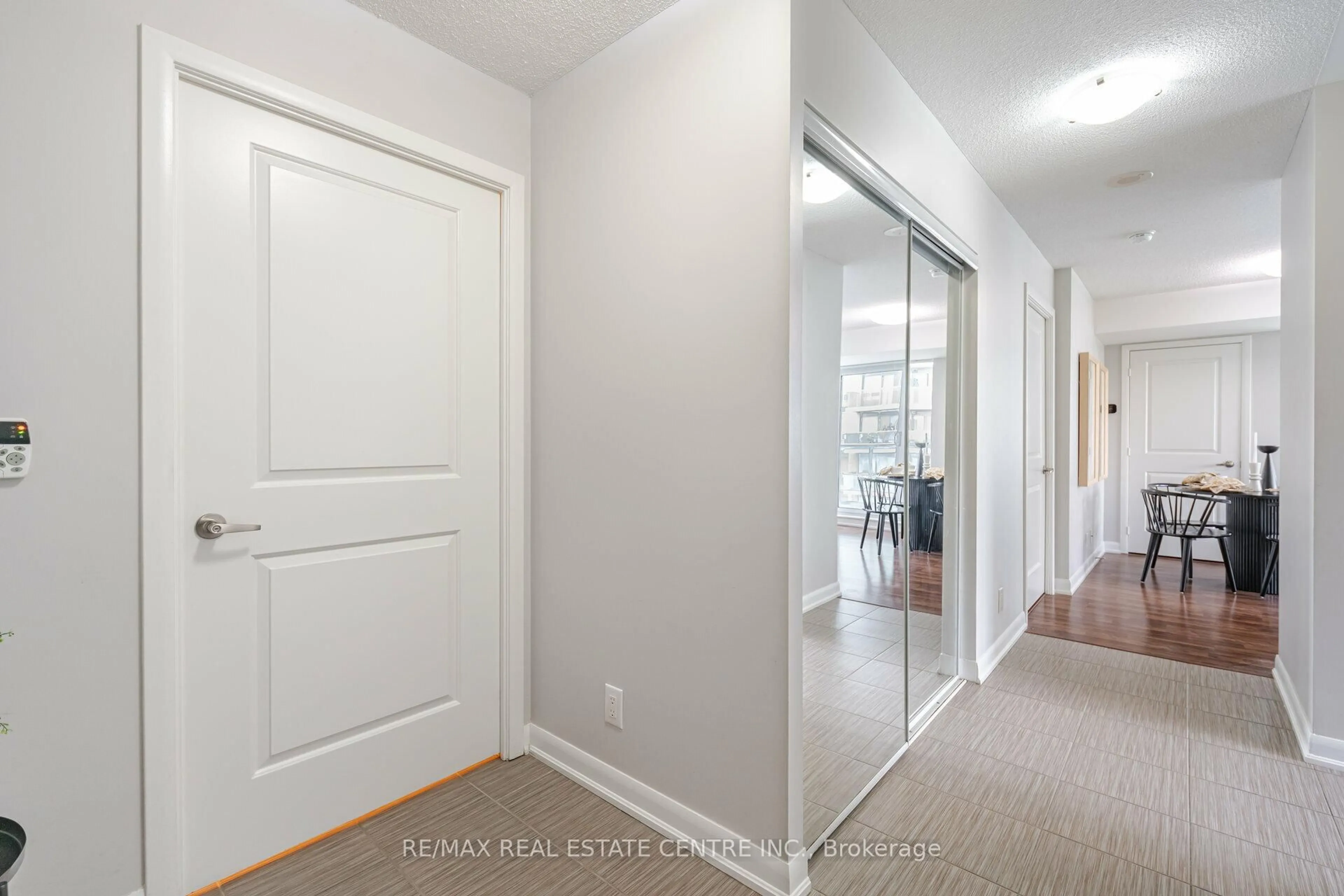 Indoor entryway for 17 Anndale Dr #906, Toronto Ontario M2N 2W7