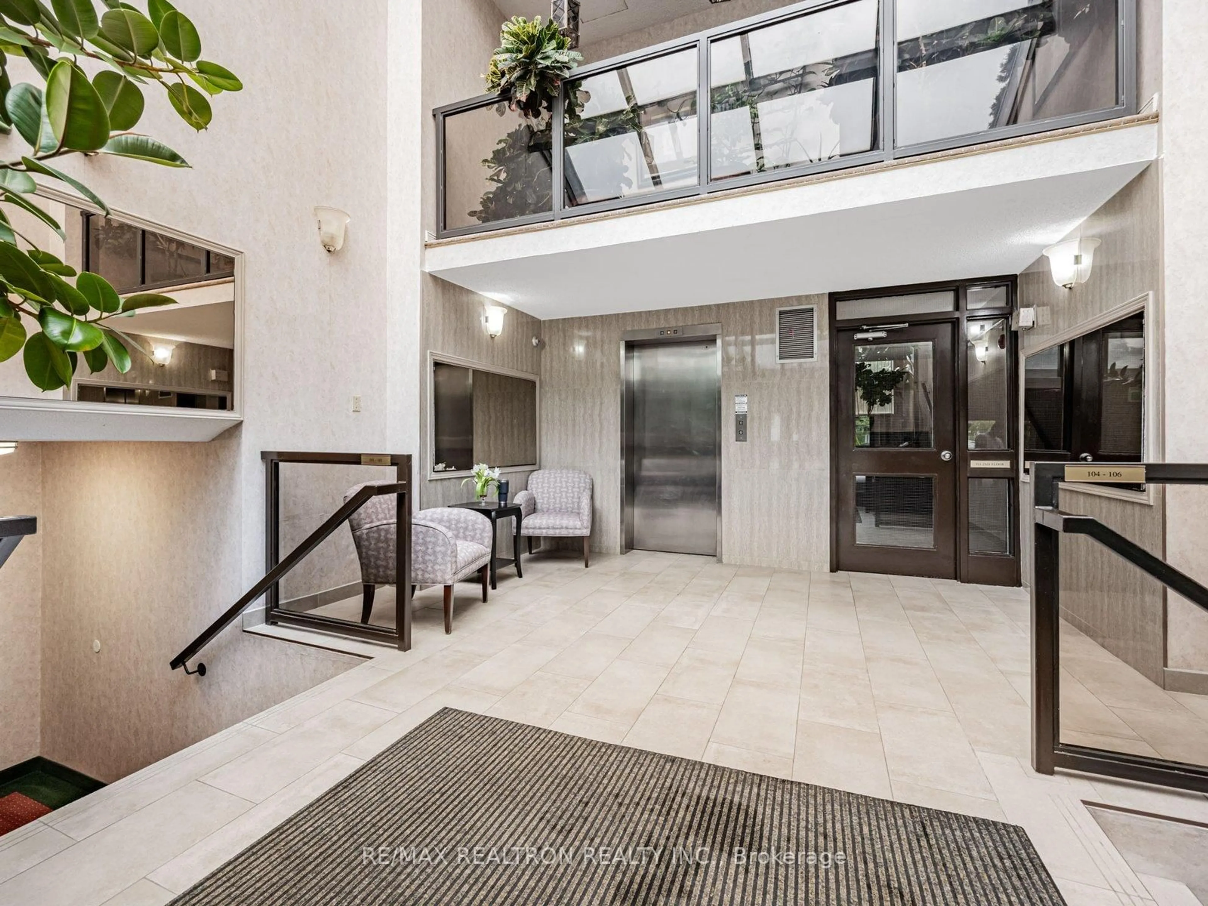 Indoor foyer for 55 Carscadden Dr ##102, Toronto Ontario M2R 2A6