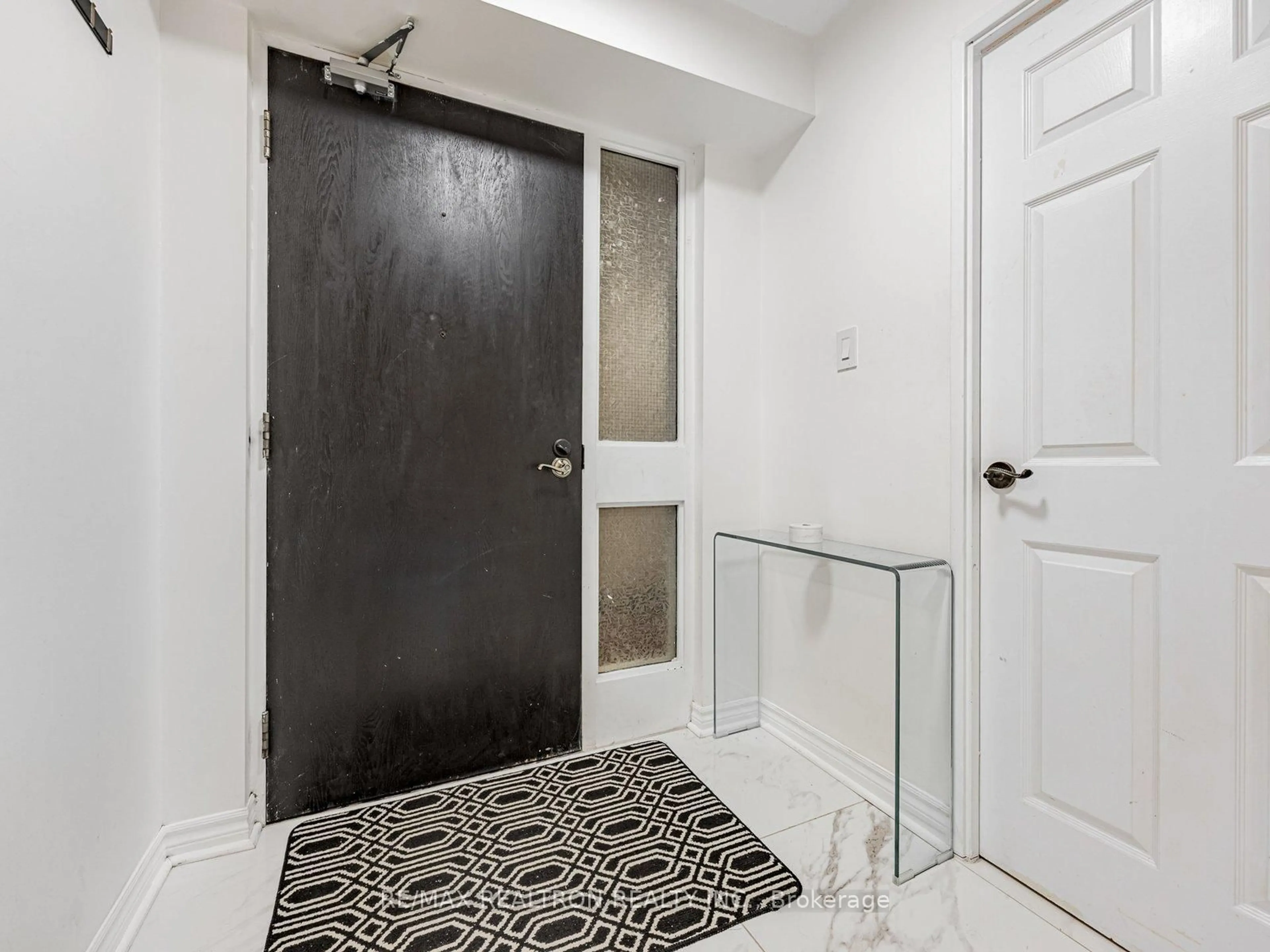 Indoor entryway for 55 Carscadden Dr ##102, Toronto Ontario M2R 2A6