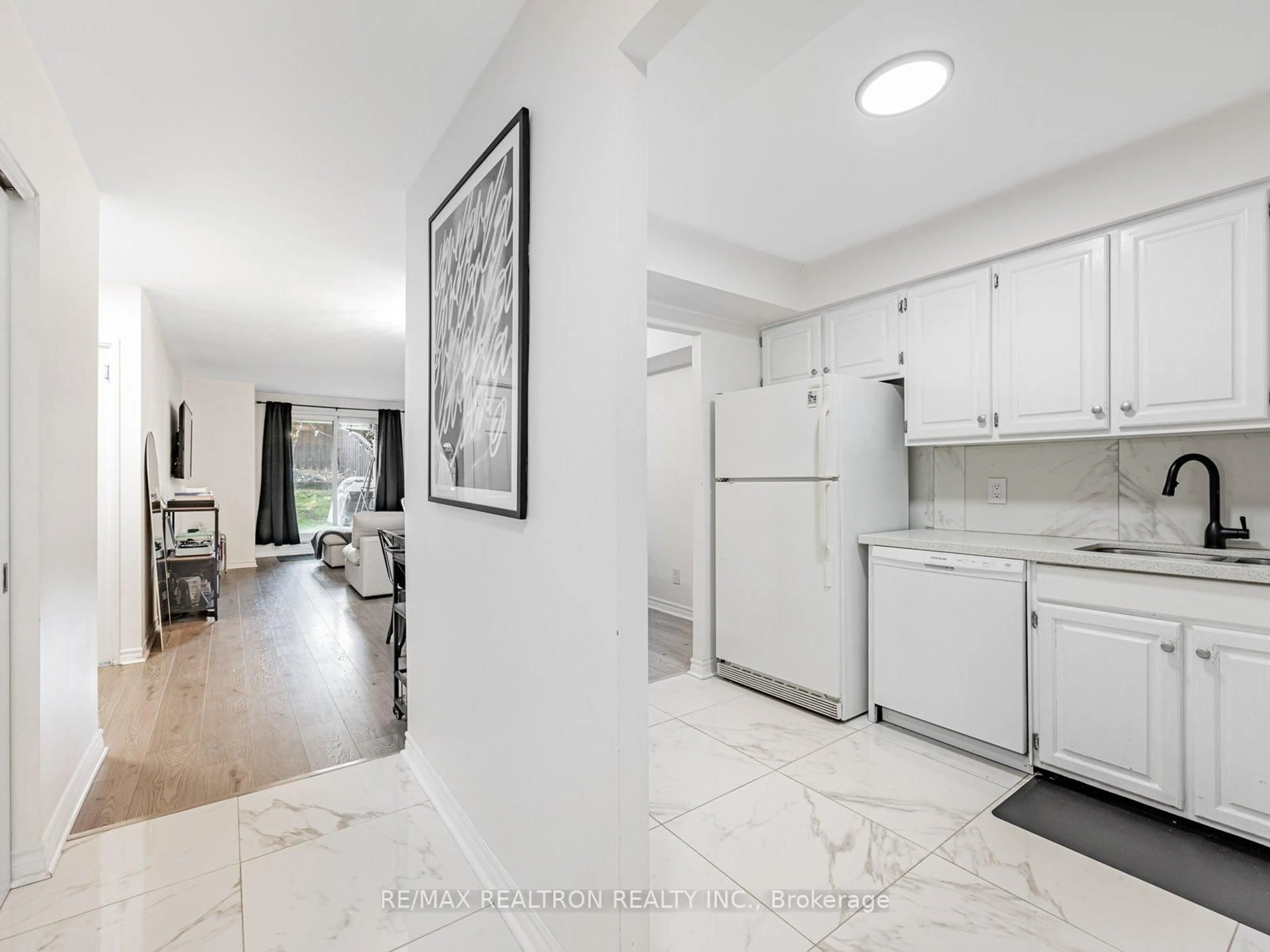 Open concept kitchen, ceramic/tile floor for 55 Carscadden Dr ##102, Toronto Ontario M2R 2A6