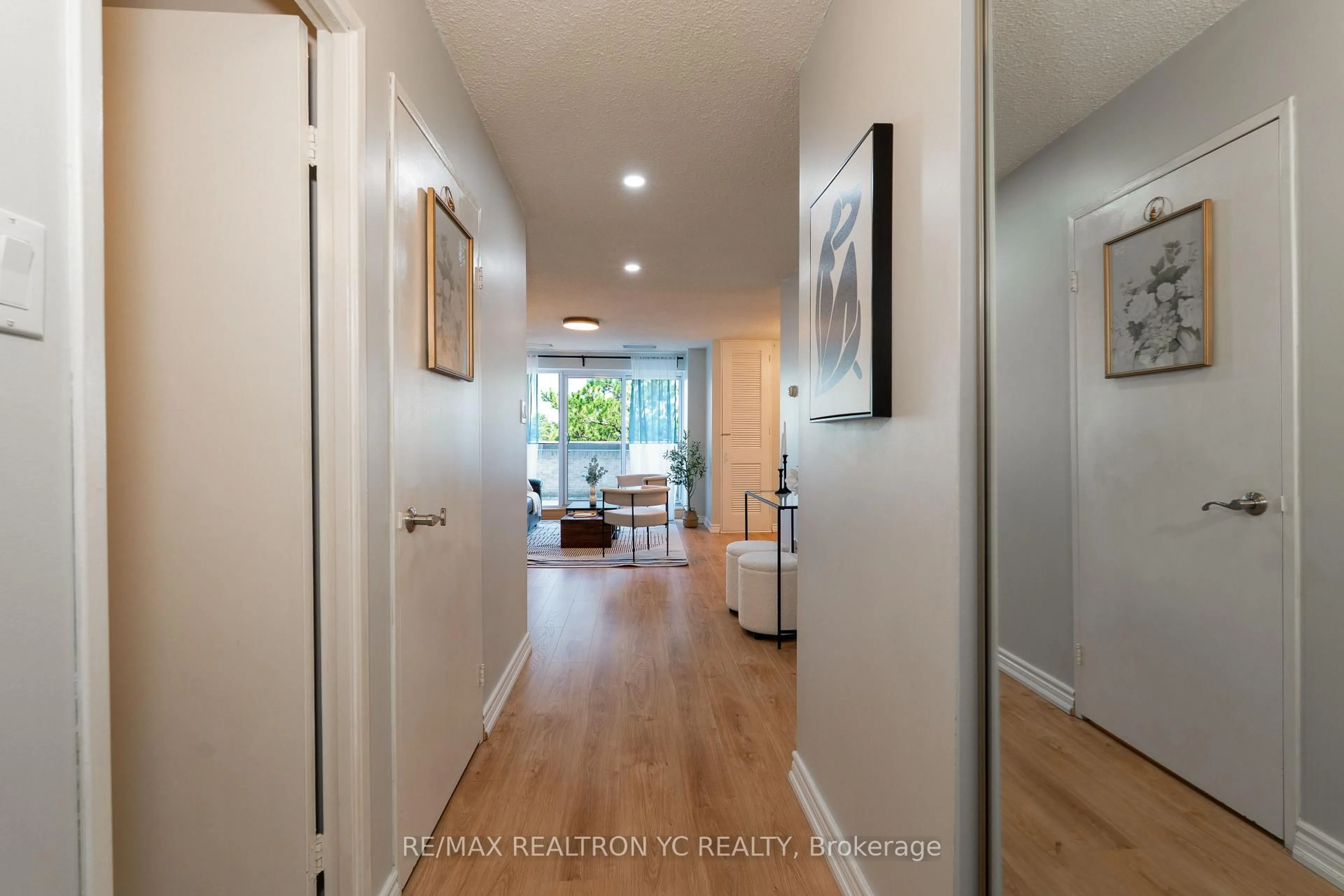 Indoor entryway for 4005 Don Mills Rd #312, Toronto Ontario M2H 3J9