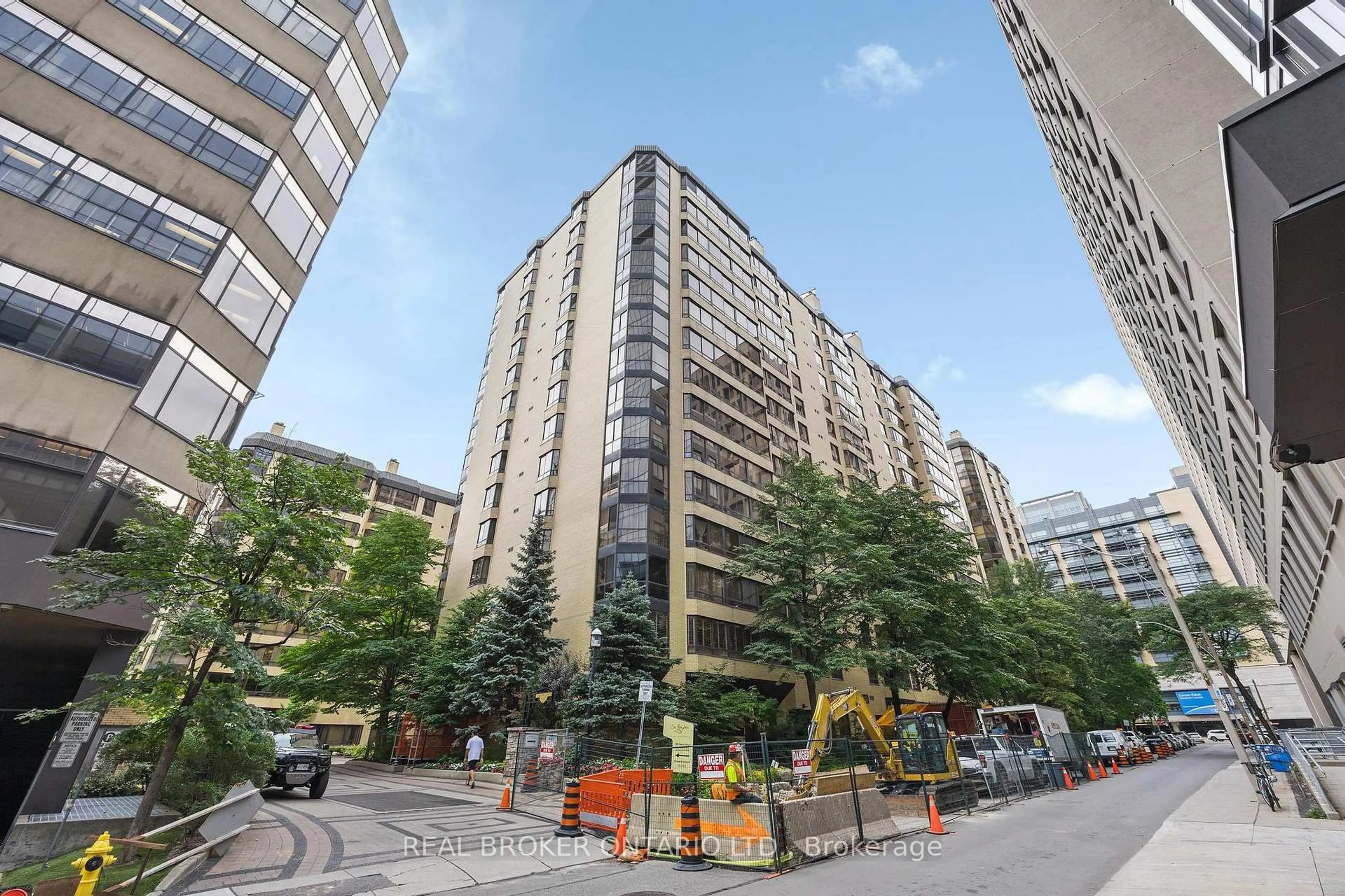 Patio, city buildings view from balcony for 280 Simcoe St #206A, Toronto Ontario M5T 2Y5