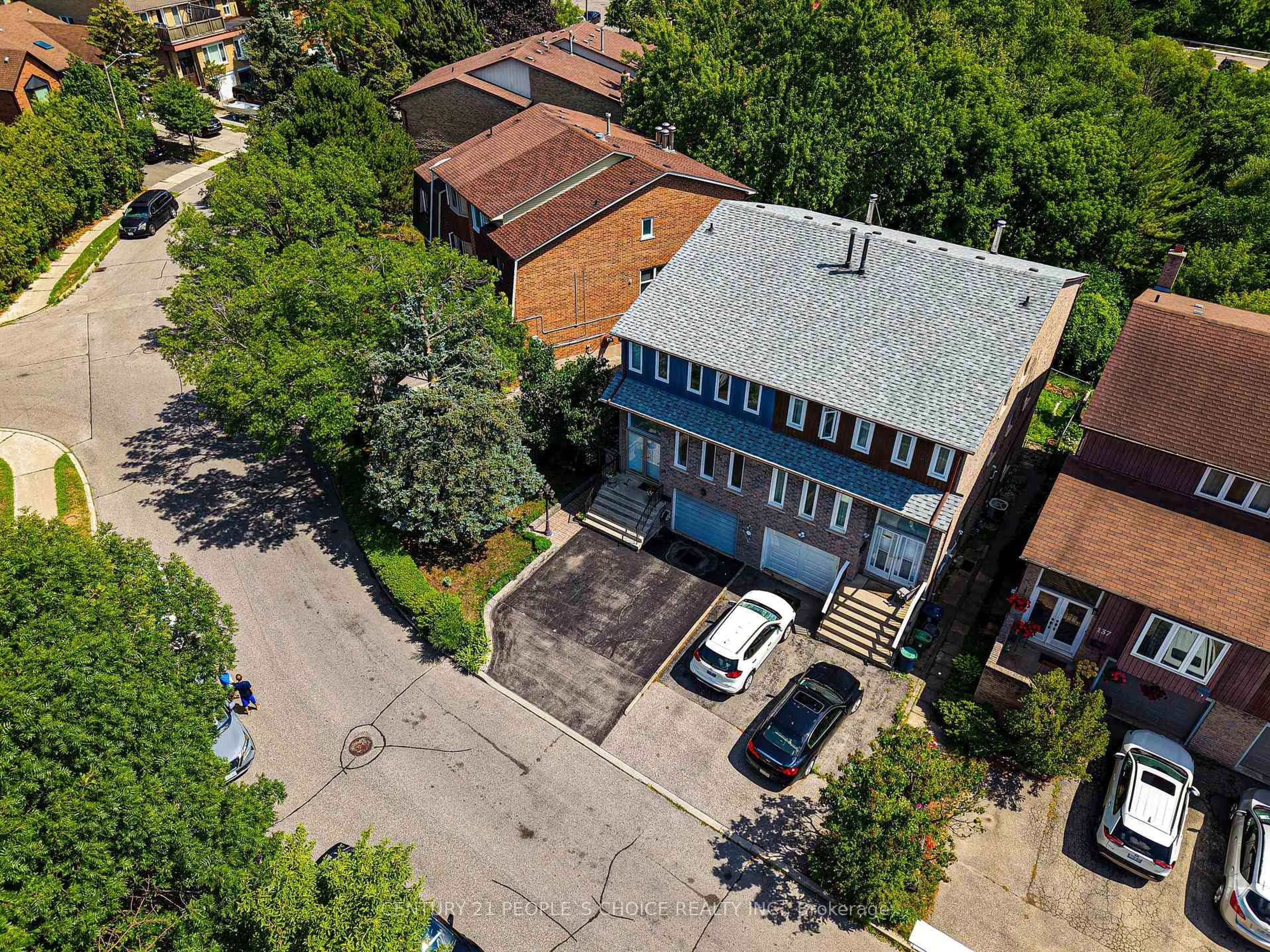 A pic from outside/outdoor area/front of a property/back of a property/a pic from drone, street for 133 Robert Hicks Dr, Toronto Ontario M2R 3R2
