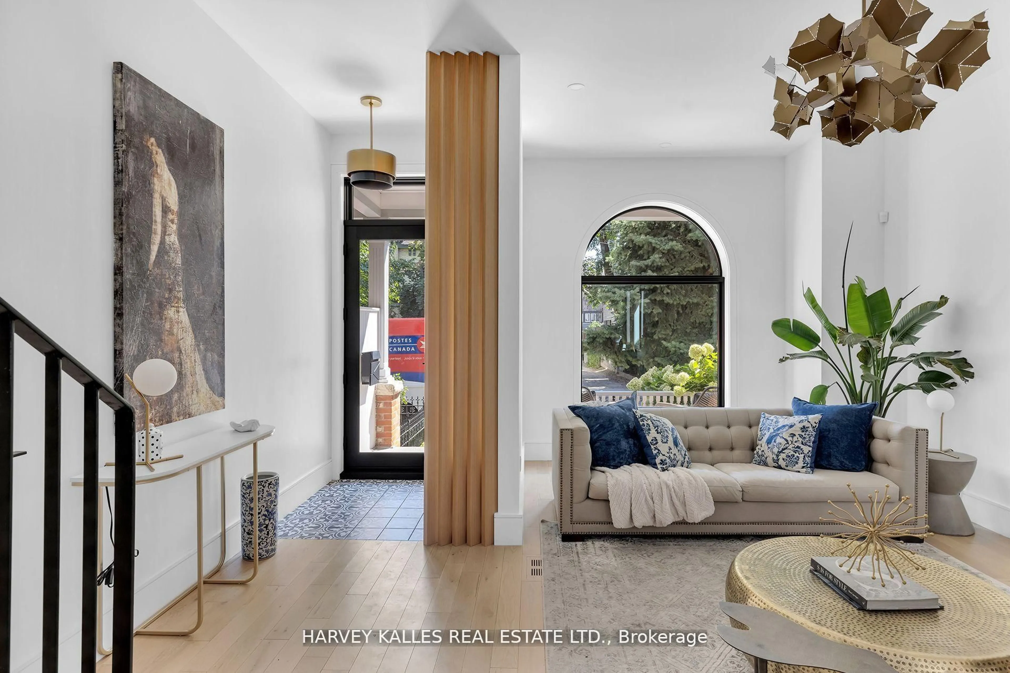 Indoor entryway for 274 Carlton St, Toronto Ontario M5A 2L5