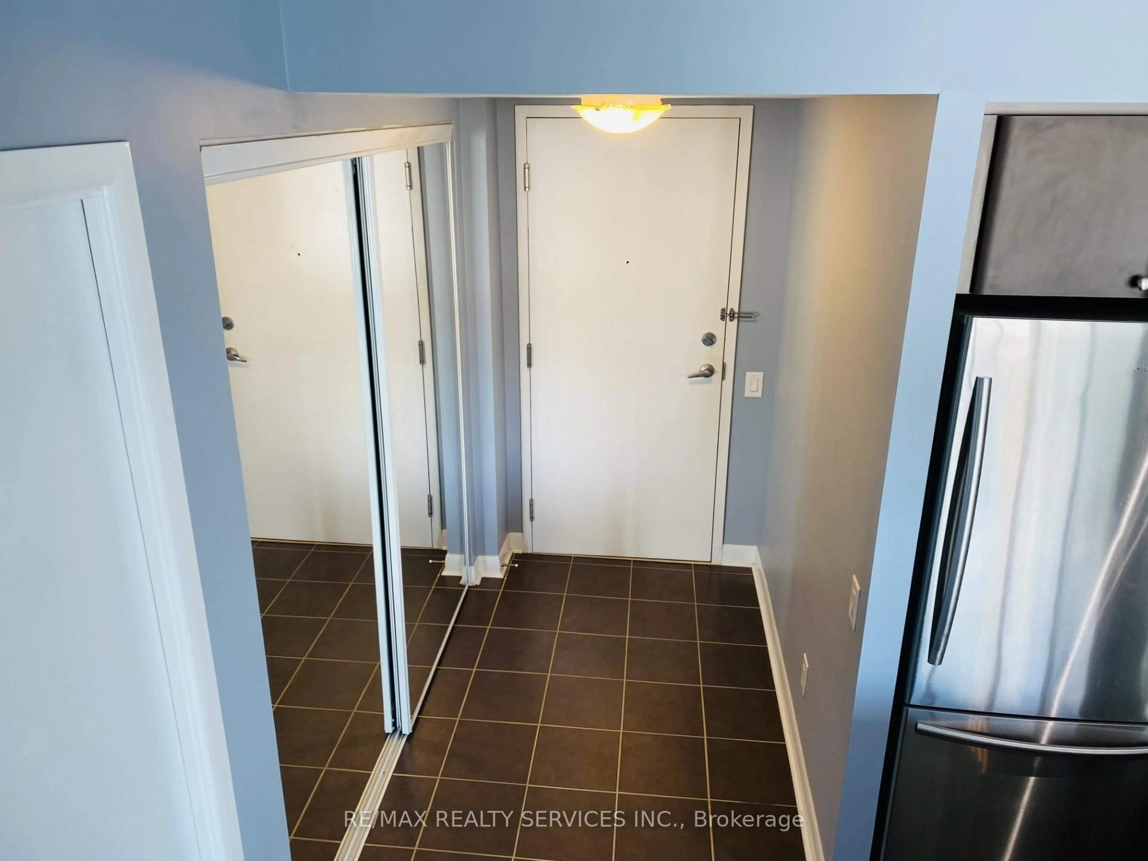 Indoor entryway for 525 Wilson Ave #824, Toronto Ontario M3H 0A7