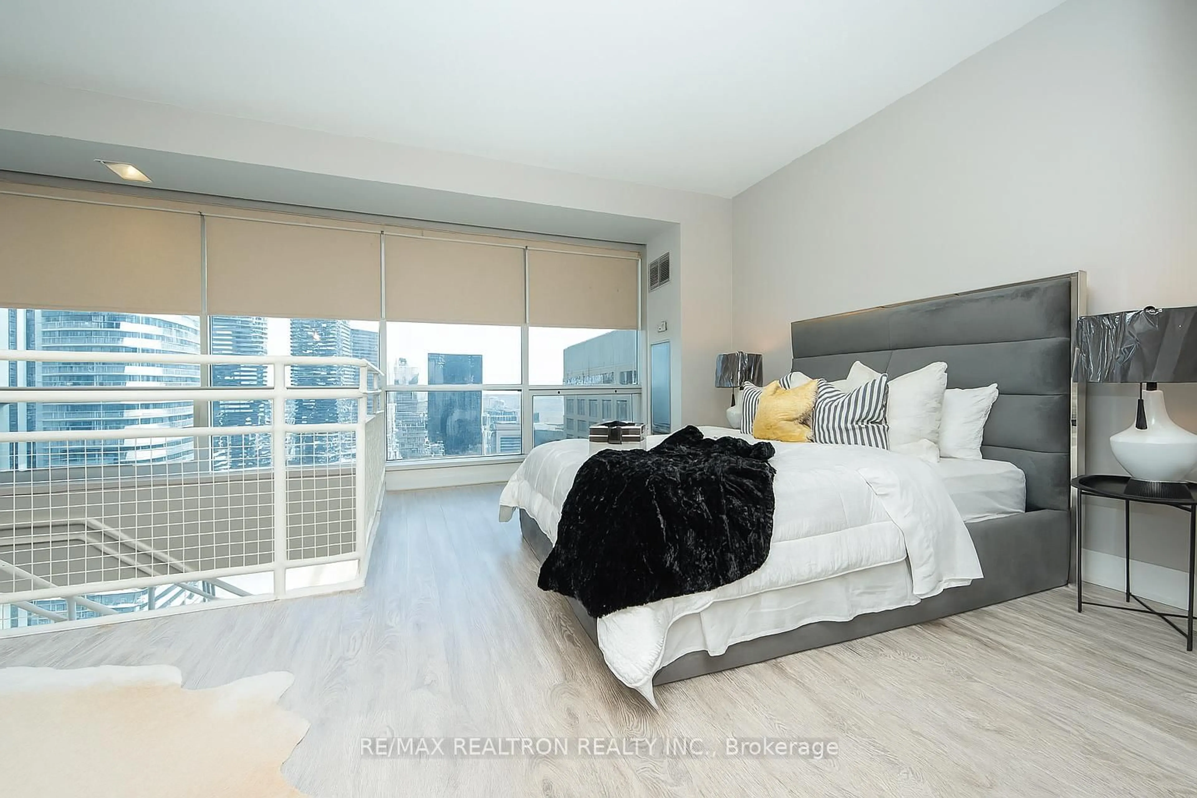 Bedroom with bed, unknown for 10 Yonge St #3409, Toronto Ontario M5E 1R4