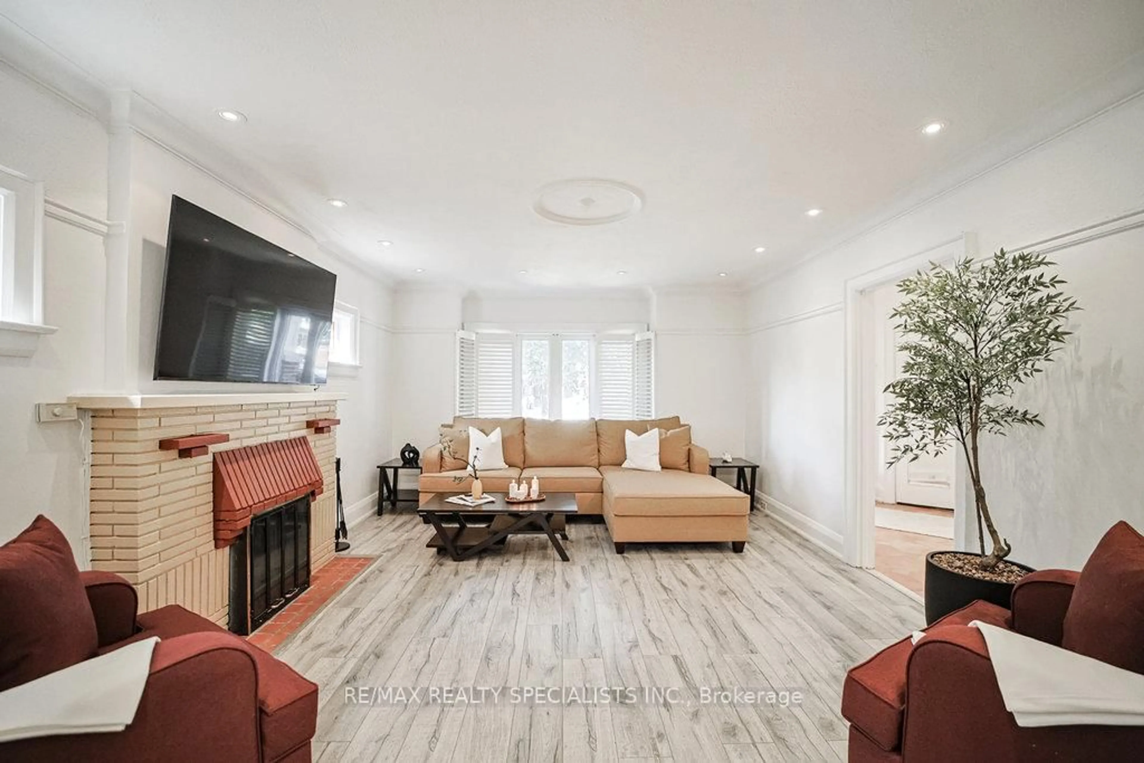 Living room with furniture, unknown for 123 Colin Ave, Toronto Ontario M5P 2C4