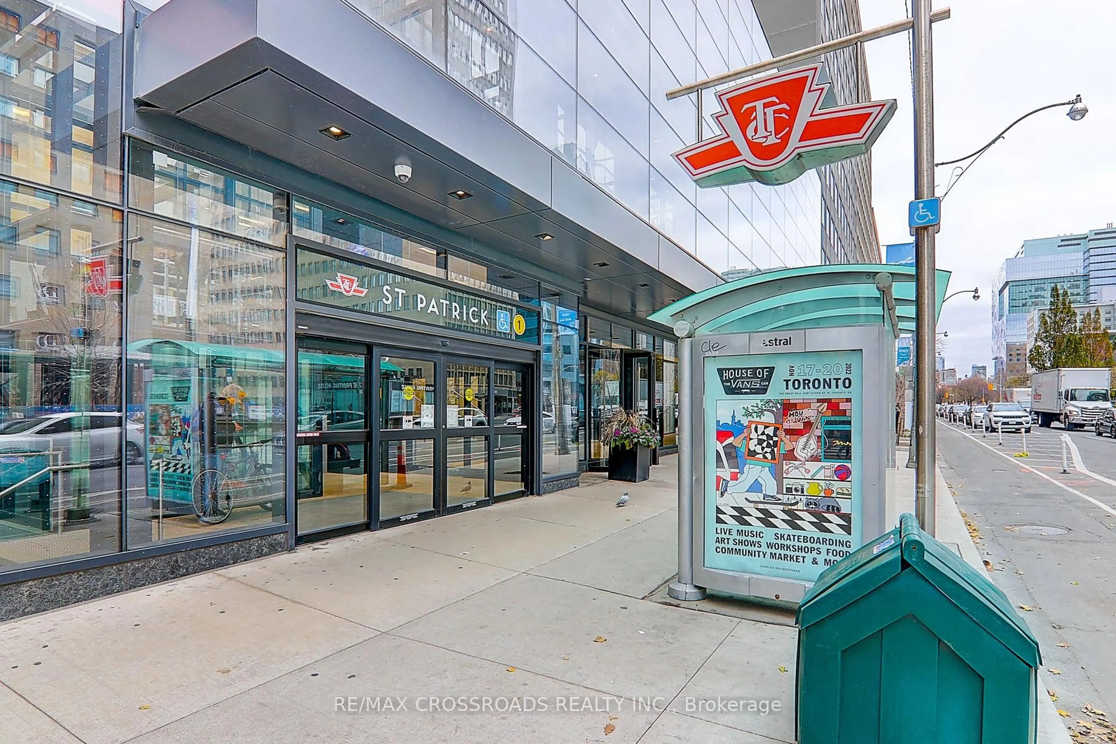 Indoor foyer for 488 University Ave #4310, Toronto Ontario M5G 0C1