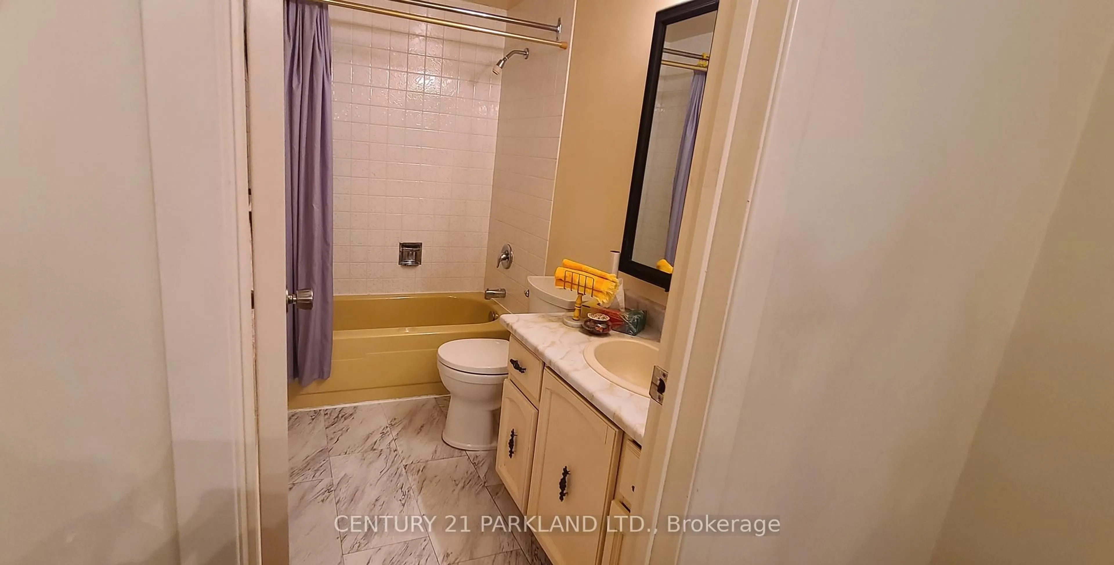 Standard bathroom, ceramic/tile floor for 42 Antibes Dr, Toronto Ontario M2R 3K4