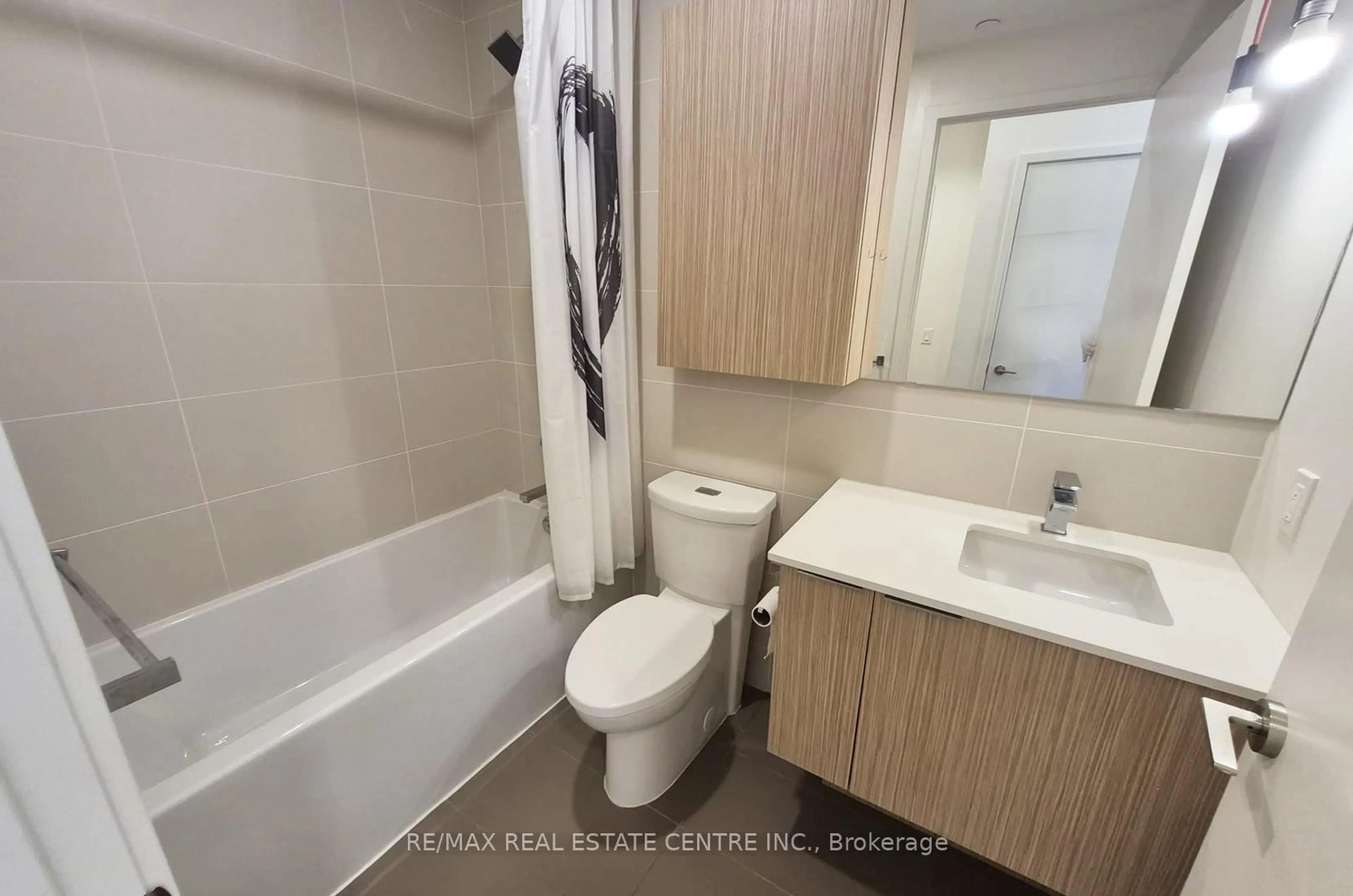 Standard bathroom, ceramic/tile floor for 10 Deerlick Crt #810, Toronto Ontario M3A 0A7