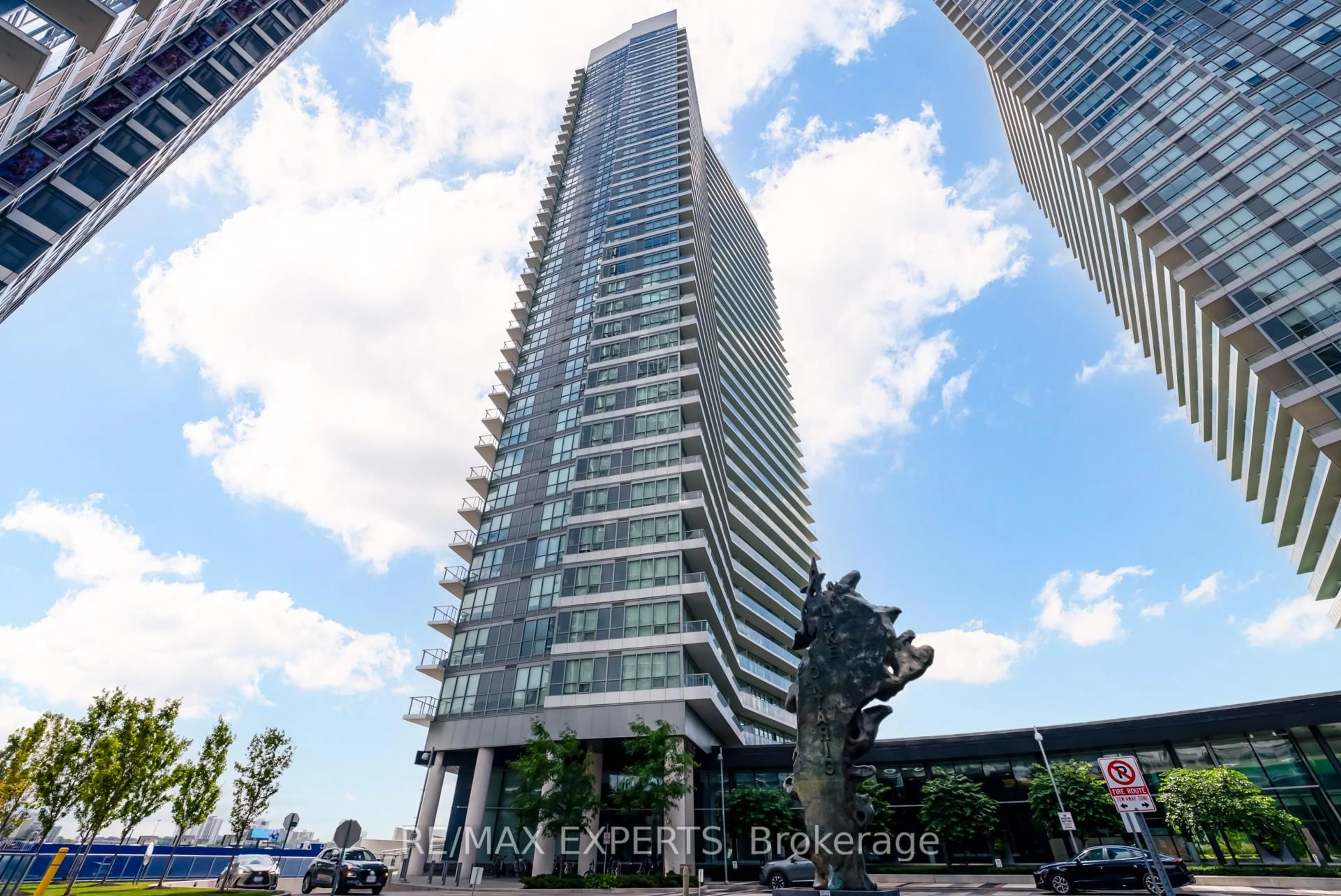 Indoor foyer for 117 McMahon Dr #503, Toronto Ontario M2K 0E4