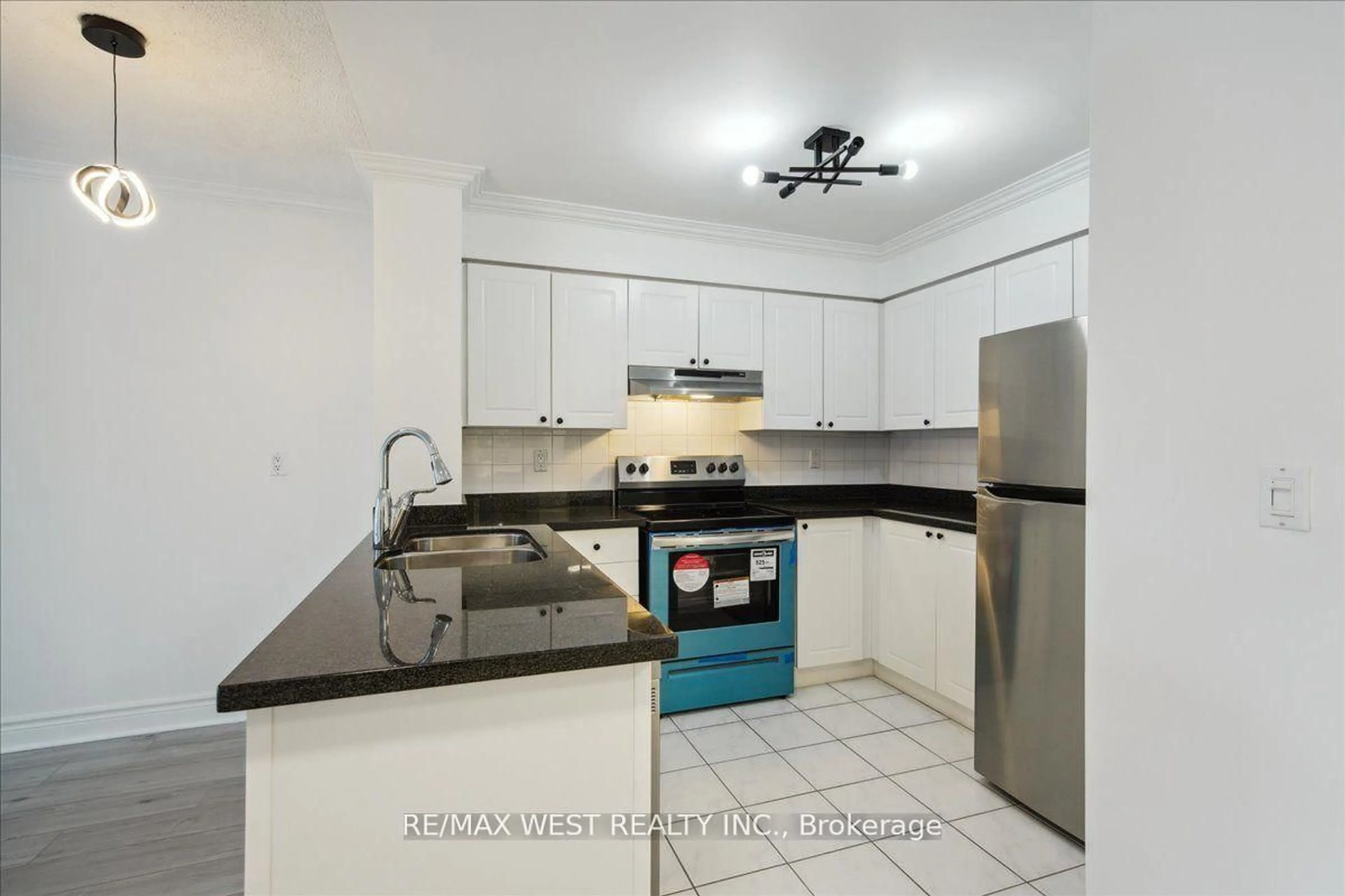 Standard kitchen, ceramic/tile floor for 1 Hycrest Ave #203, Toronto Ontario M2N 6V8