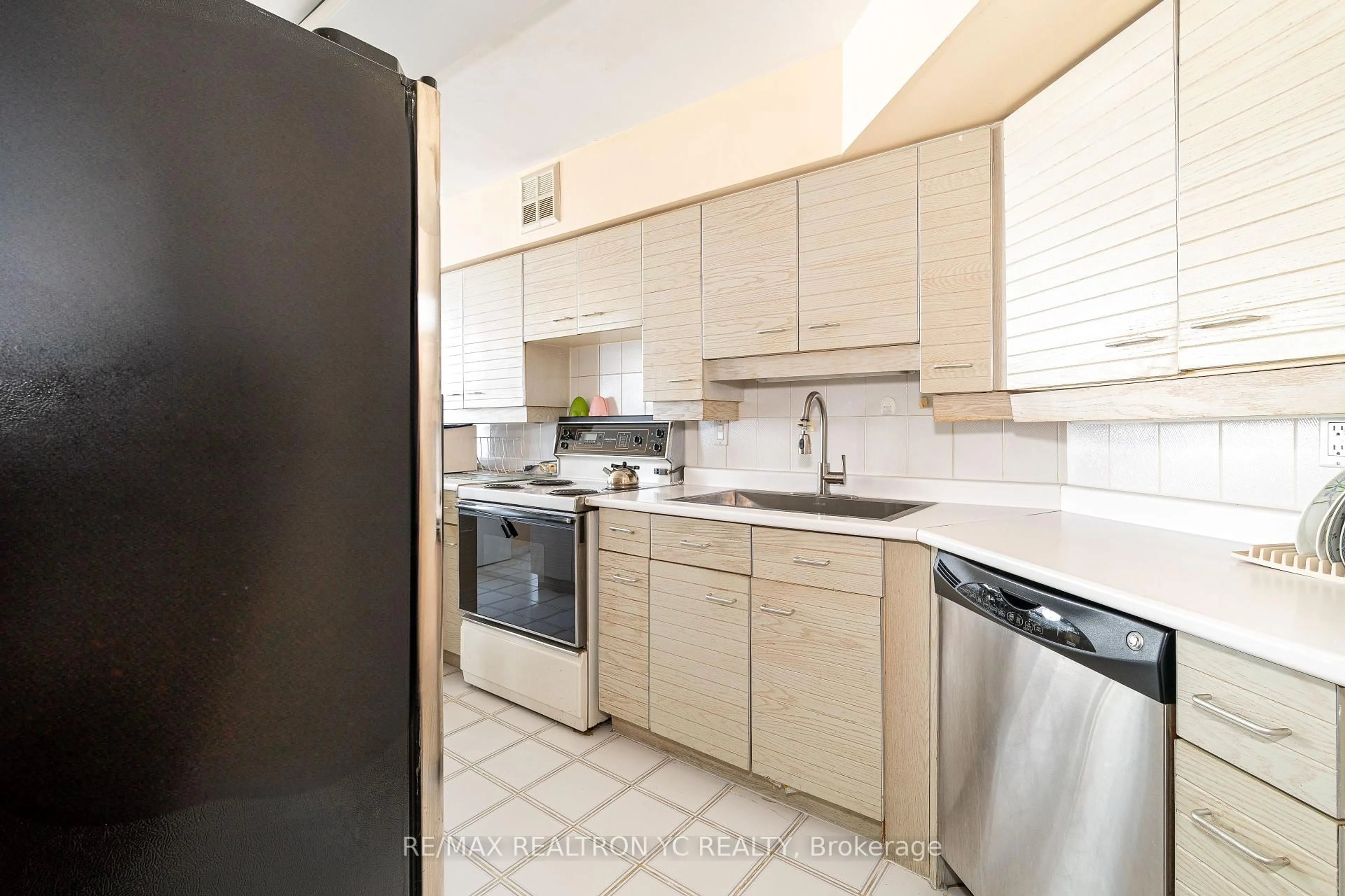 Standard kitchen, ceramic/tile floor for 30 Greenfield Ave #614, Toronto Ontario M2N 6N3