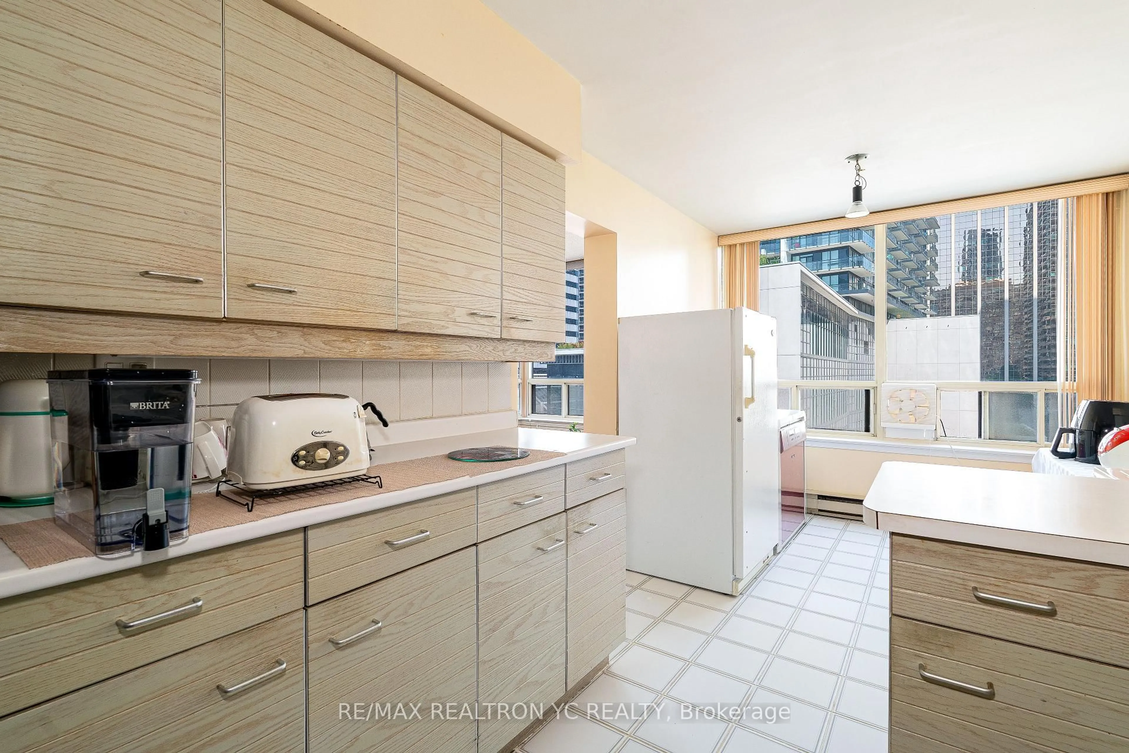 Standard kitchen, ceramic/tile floor for 30 Greenfield Ave #614, Toronto Ontario M2N 6N3