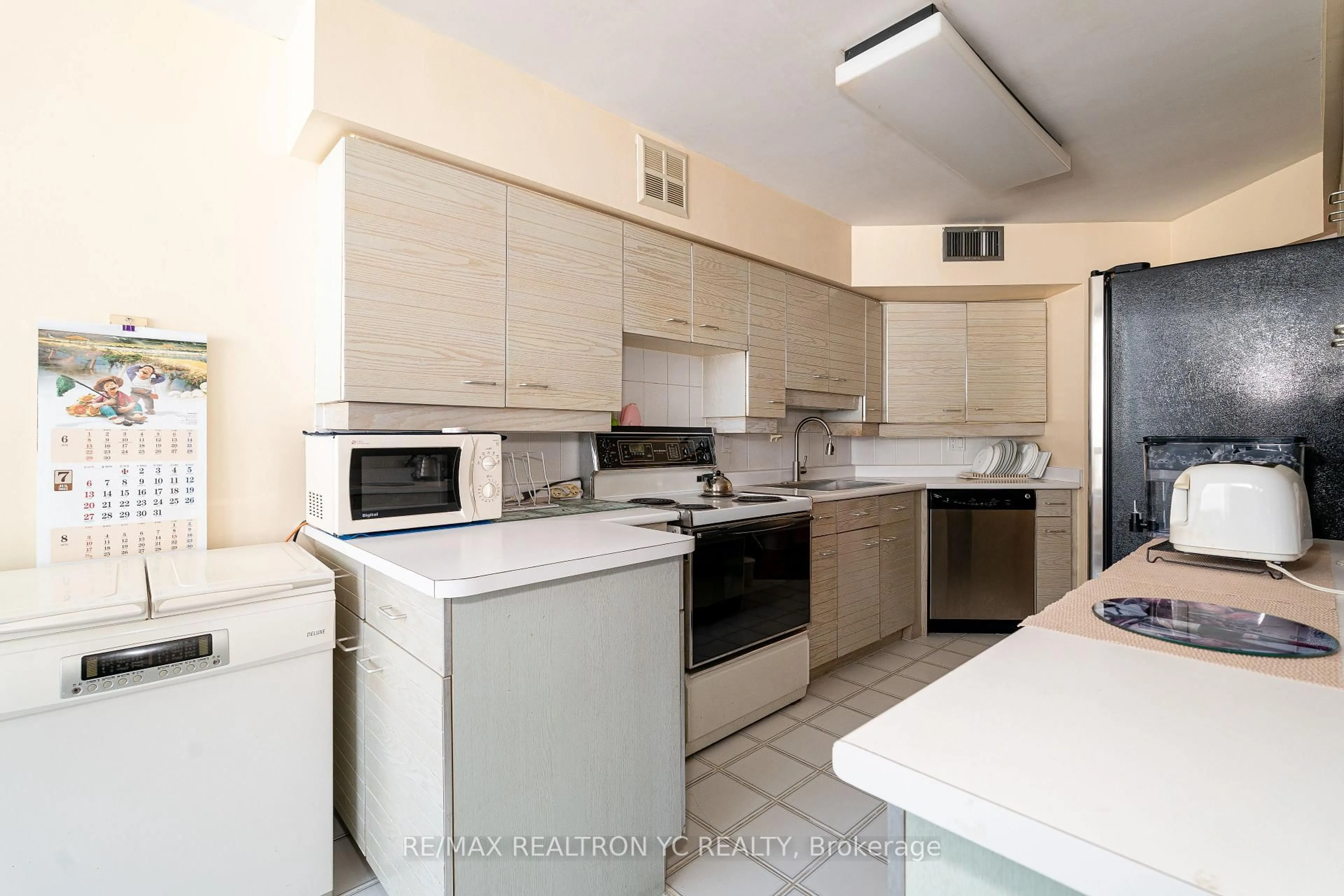 Standard kitchen, ceramic/tile floor for 30 Greenfield Ave #614, Toronto Ontario M2N 6N3