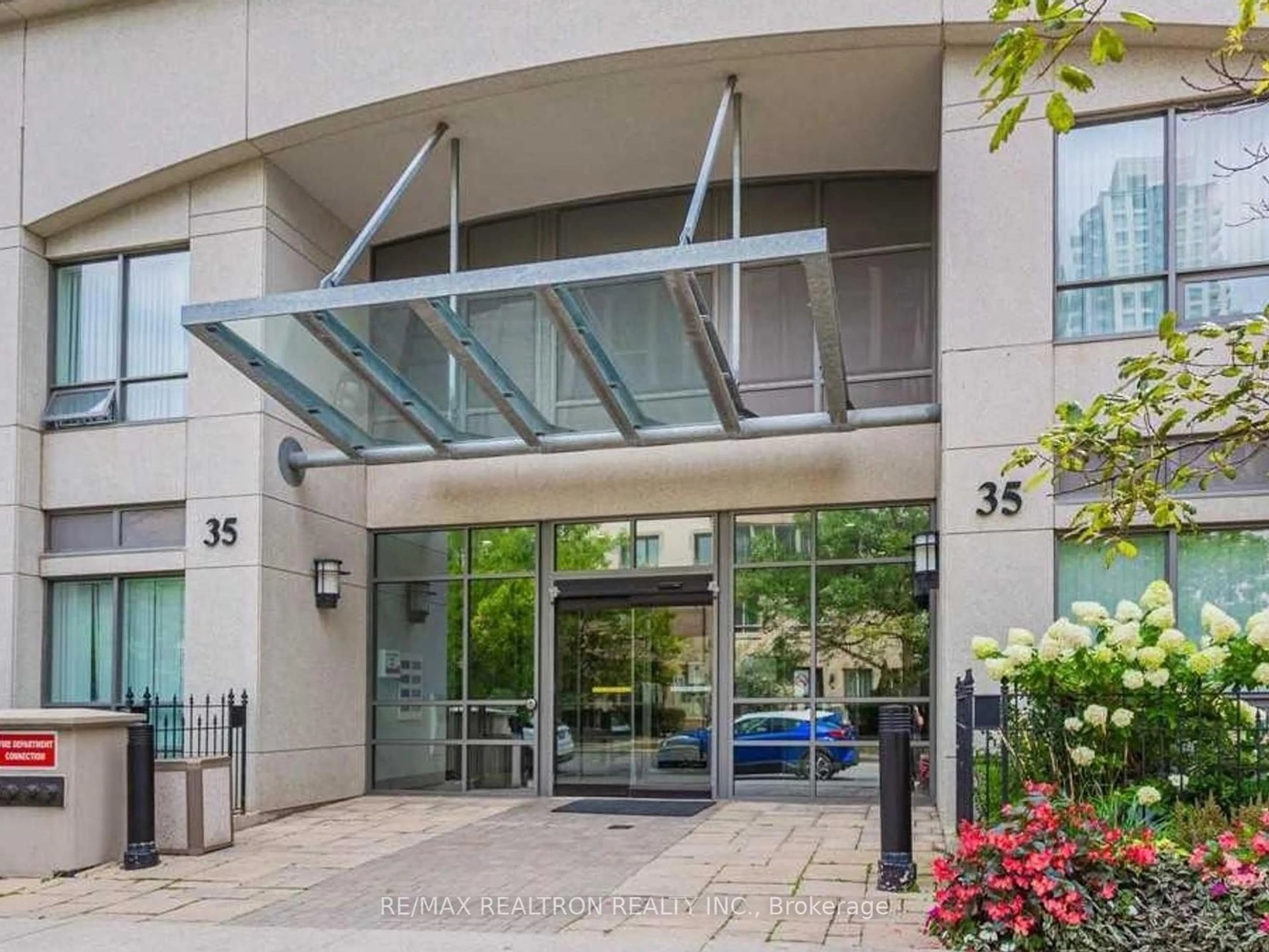 Indoor foyer for 35 Hollywood Ave #509, Toronto Ontario M2N 0A9