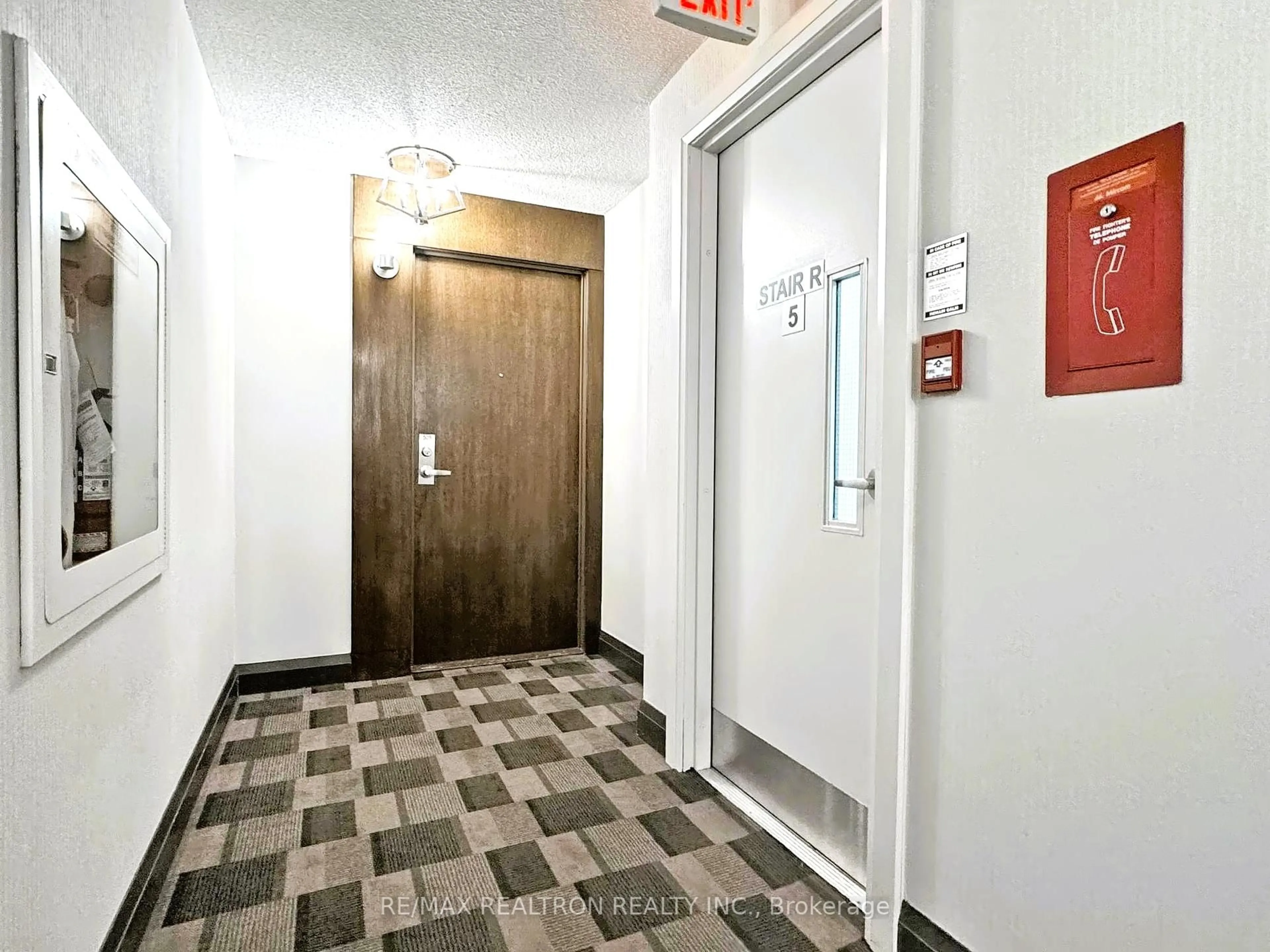 Indoor foyer for 35 Hollywood Ave #509, Toronto Ontario M2N 0A9