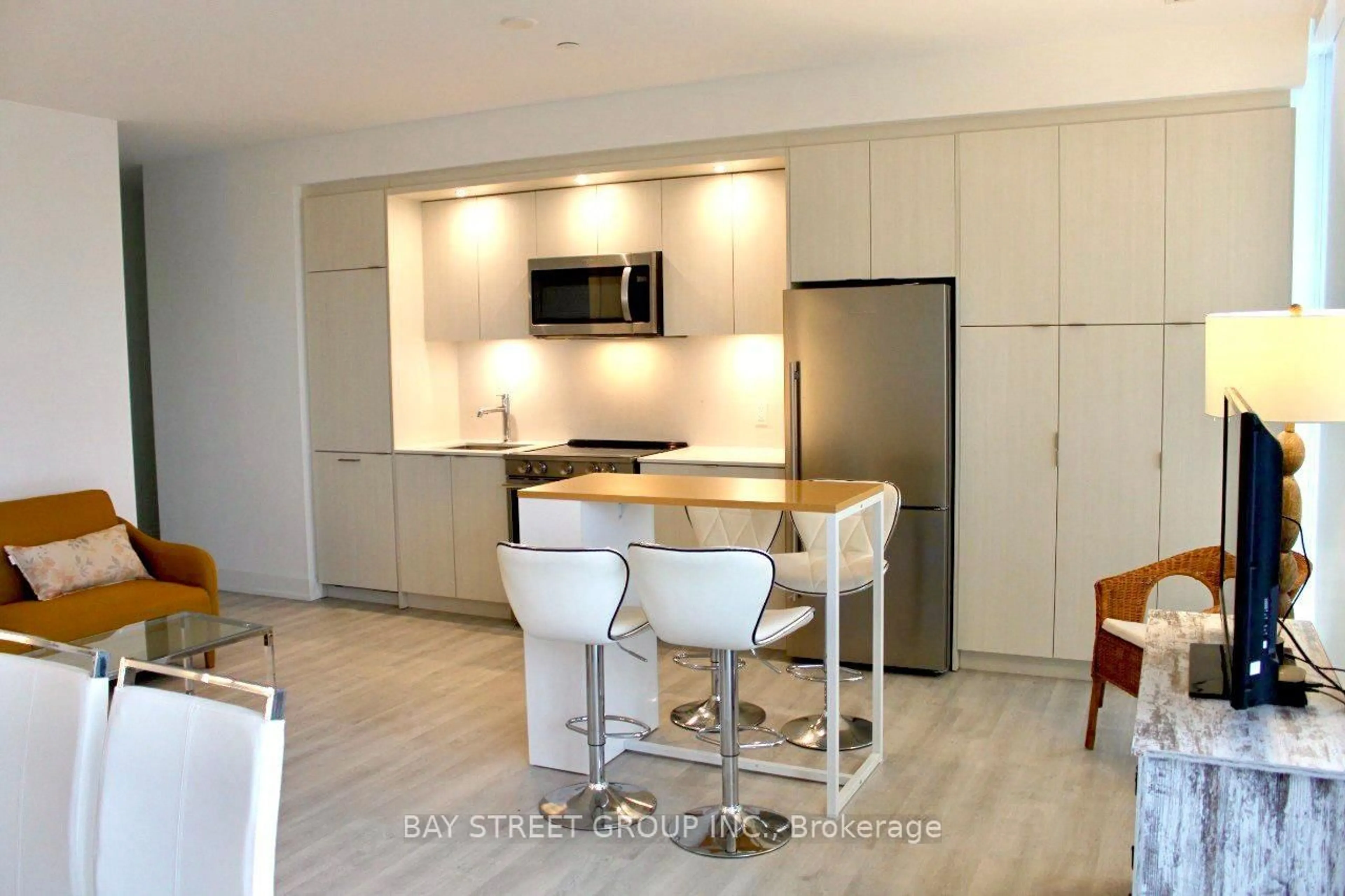 Open concept kitchen, wood/laminate floor for 30 Inn On The Park Dr #2207, Toronto Ontario M3C 0P7