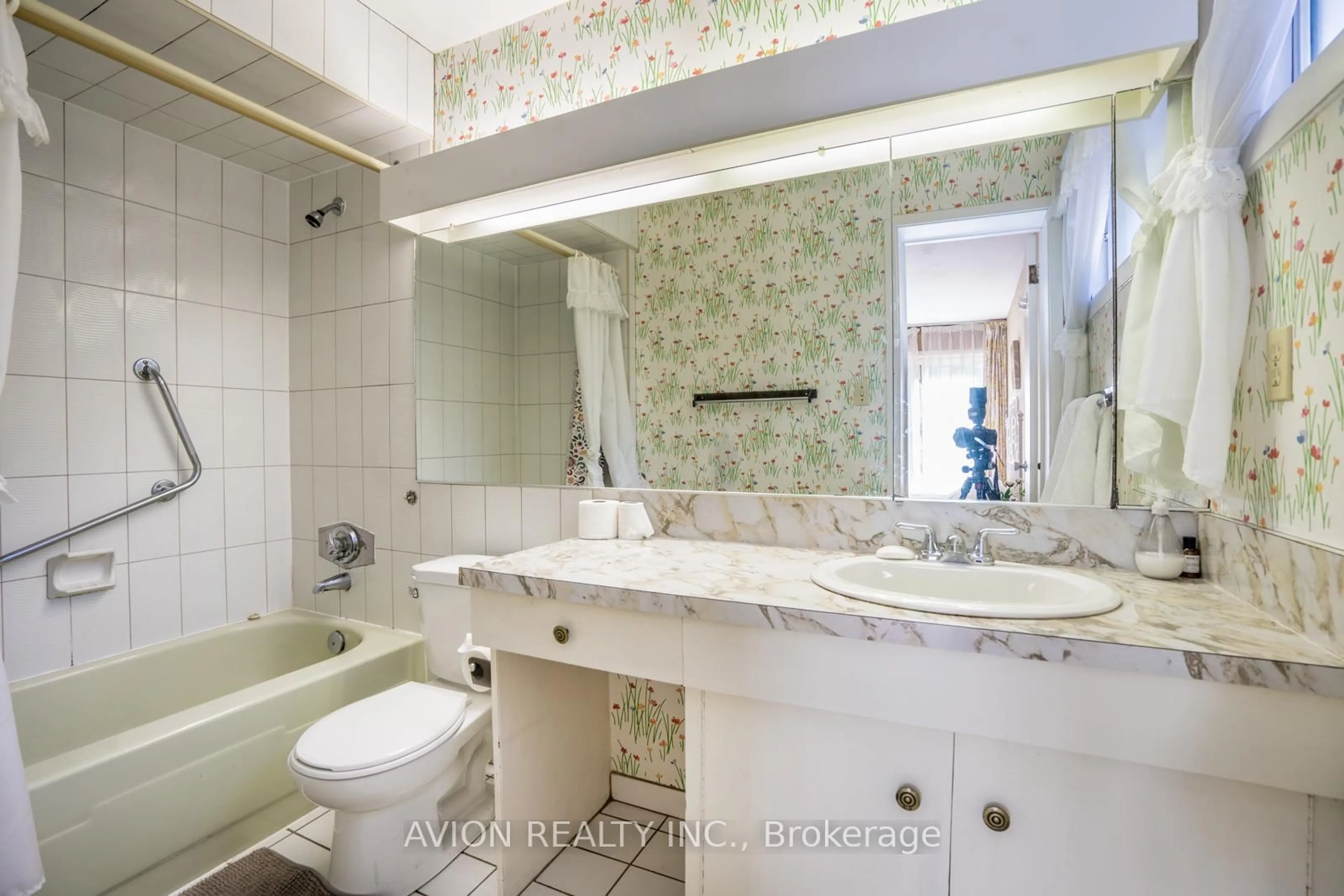 Standard bathroom, ceramic/tile floor for 215 Dunview Ave, Toronto Ontario M2N 4H9